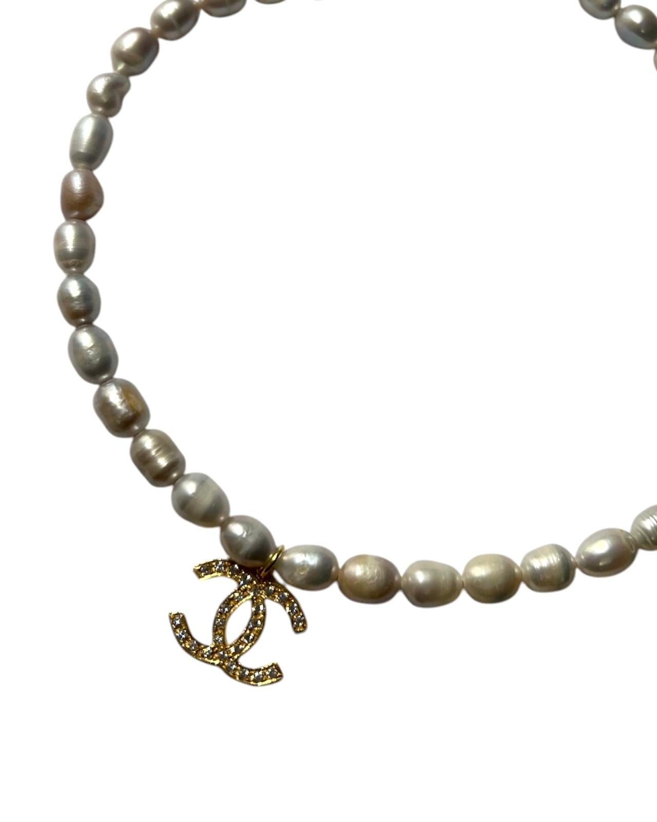 Colar Charme com Pérolas em Prata Dourada, com pérolas delicadas e design sofisticado.