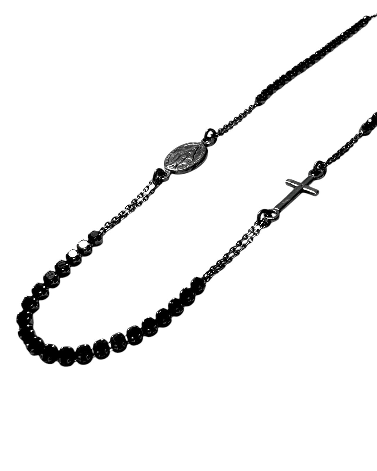 Colar Cruz e Nossa Senhora da Graças em Prata, design moderno com brilhantes pretos, feito em prata de alta qualidade, simbolizando fé e proteção.