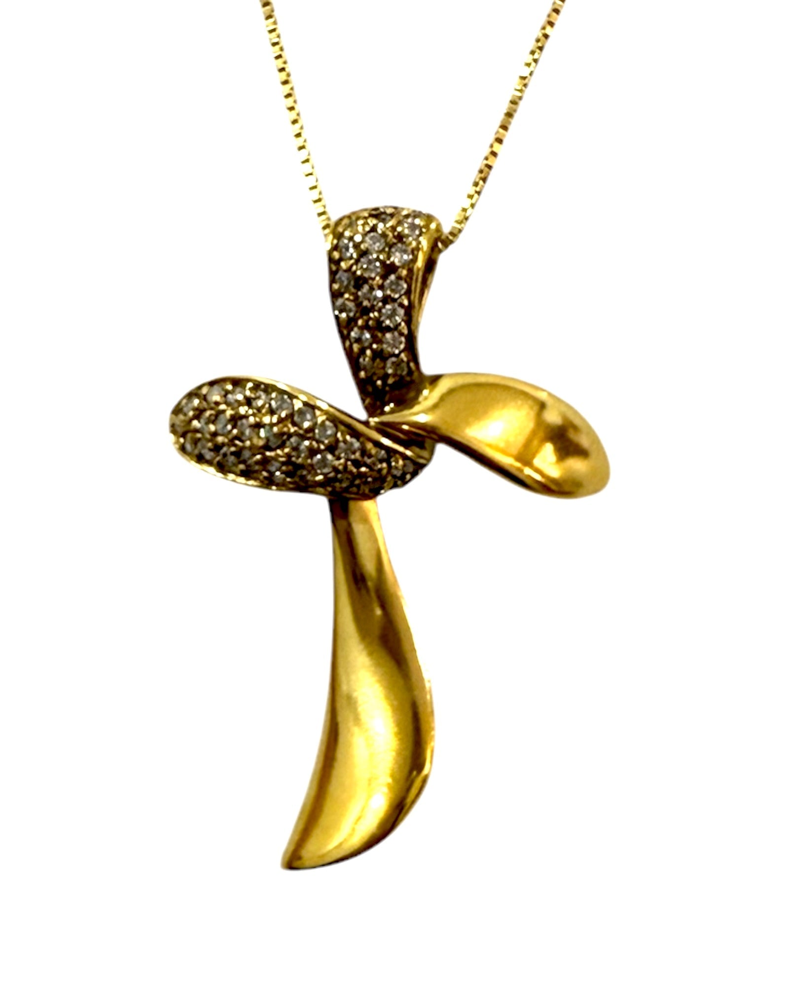 Colar Cruz em Prata Dourada com brilho, design clássico e elegante.