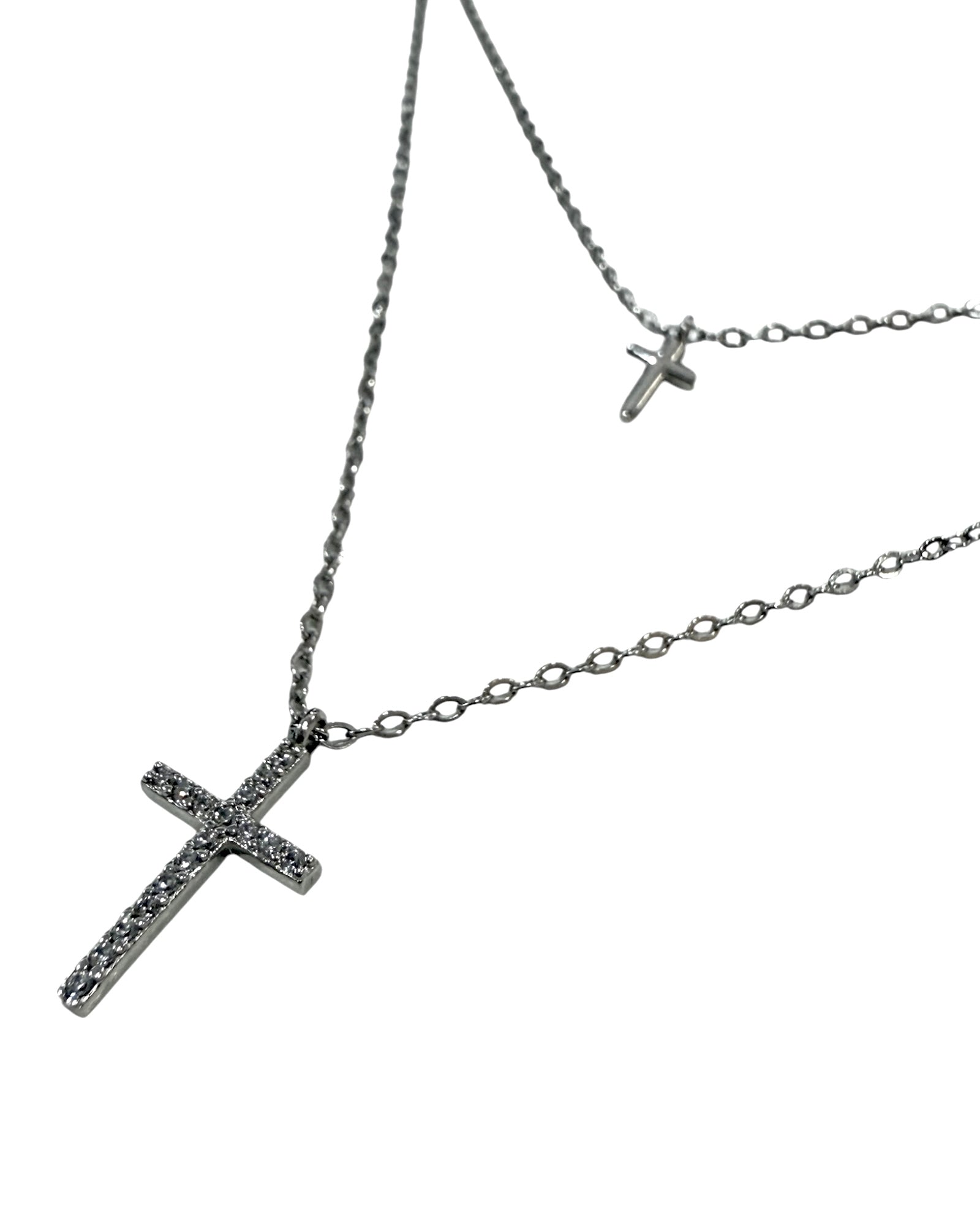 Colar Duplo Cruzes em Prata, design moderno com duas correntes, feito em prata e com brilho.