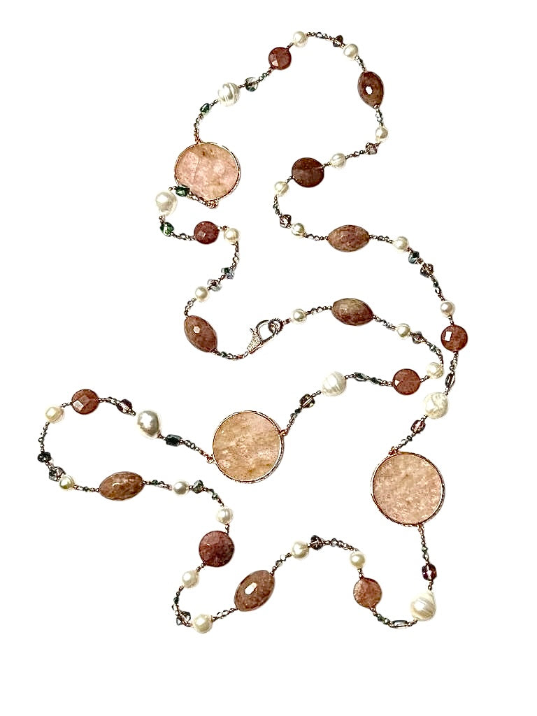 Colar com Pedras Coloridas em Prata Rosa, design elegante com pedras vibrantes e prata rosa.