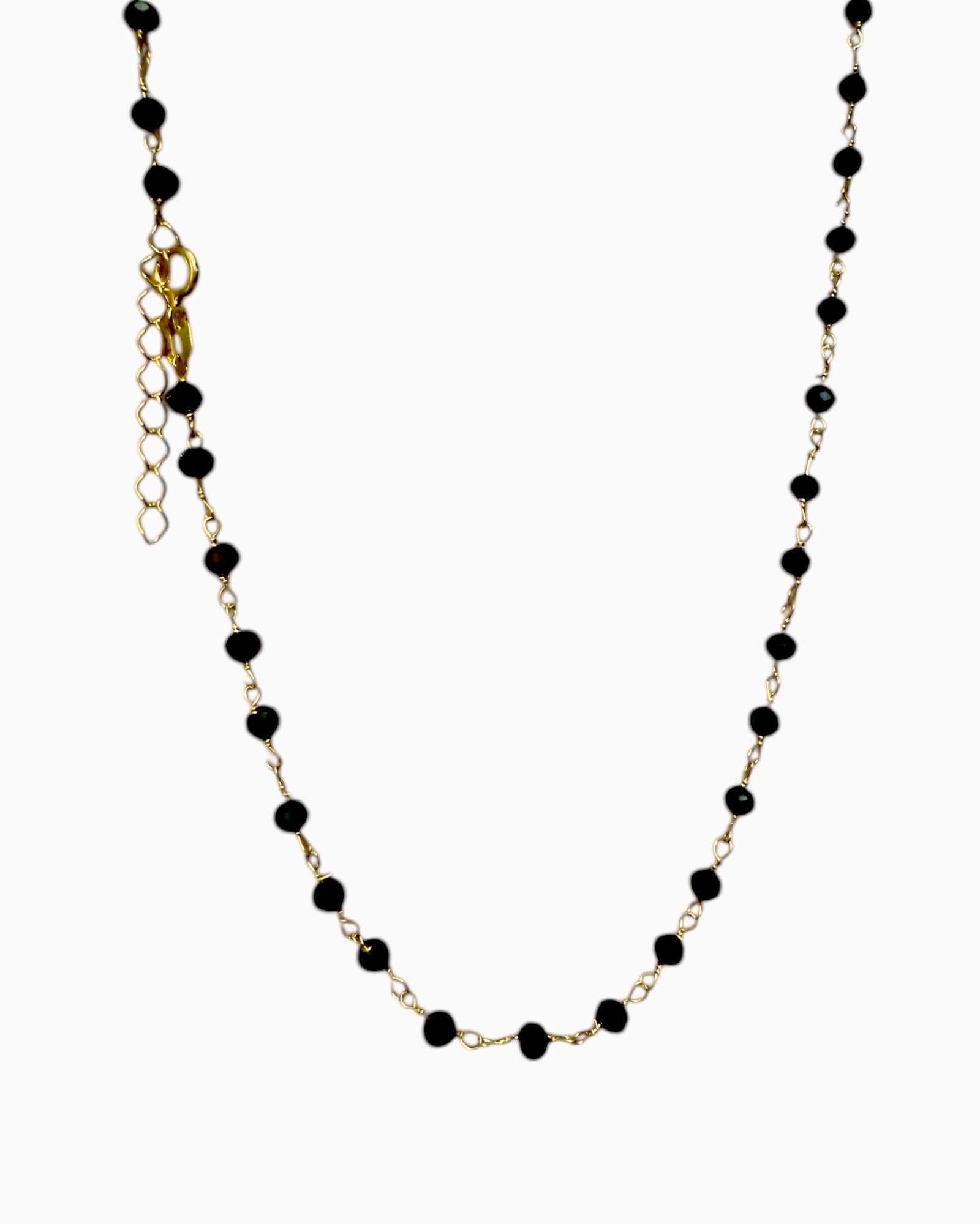 Colar com Pedras Pretas em Prata Dourada, design simples e elegante, perfeito para uso diário.