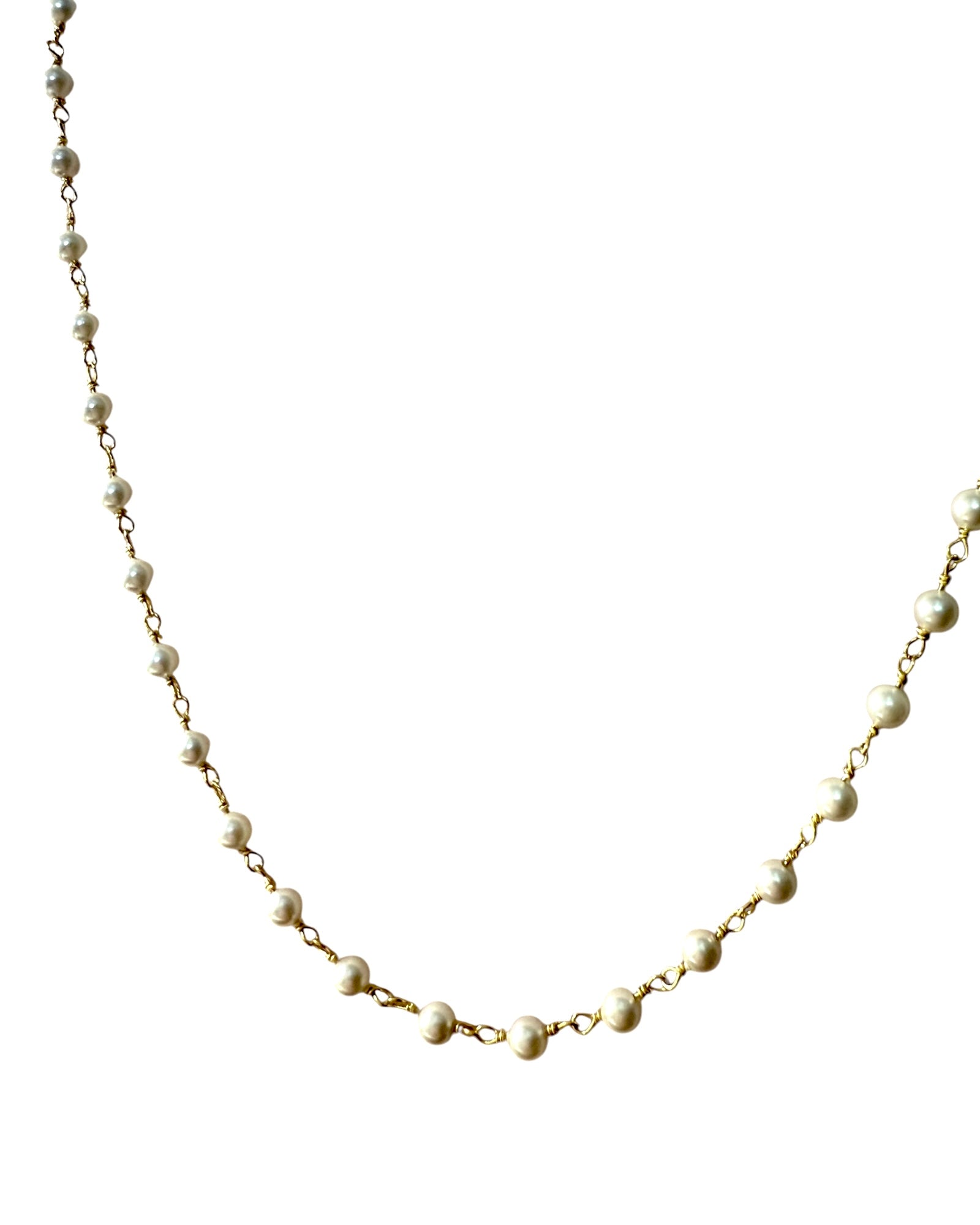 Colar com Pérolas em Prata Dourada 925%, design clássico e elegante, perfeito para ocasiões especiais.