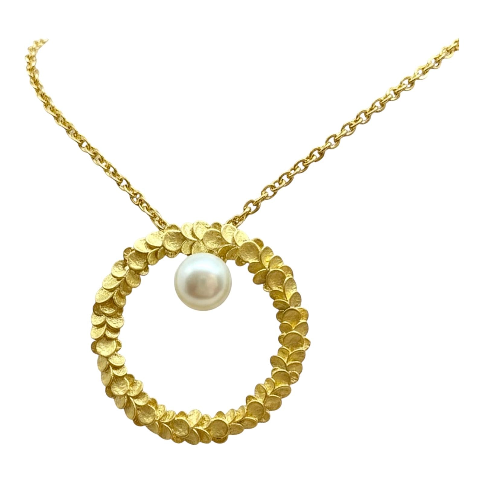 Gold-plated silver necklace with pearl.