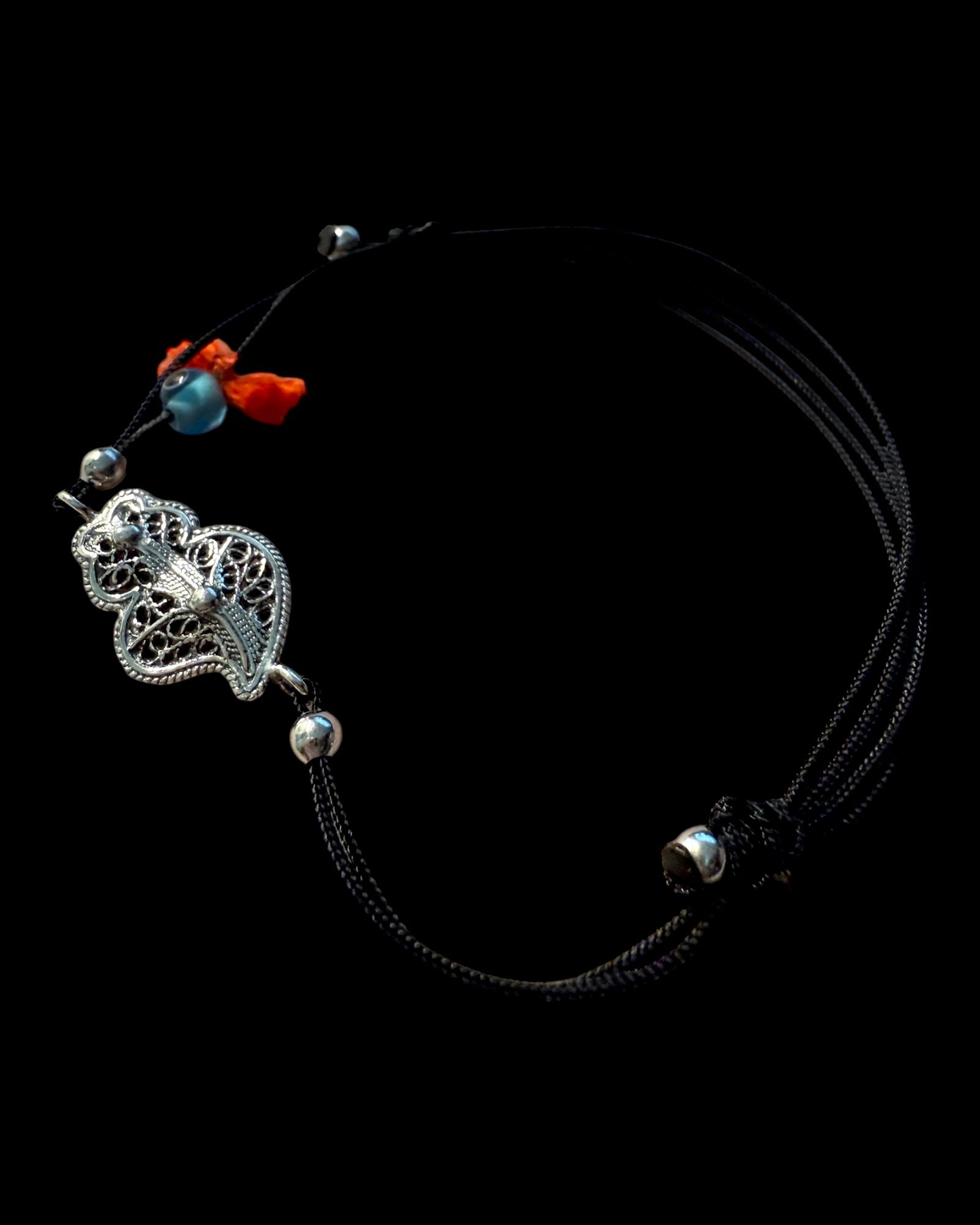 Pulseira de Seda Preta com Coração de Viana em Prata