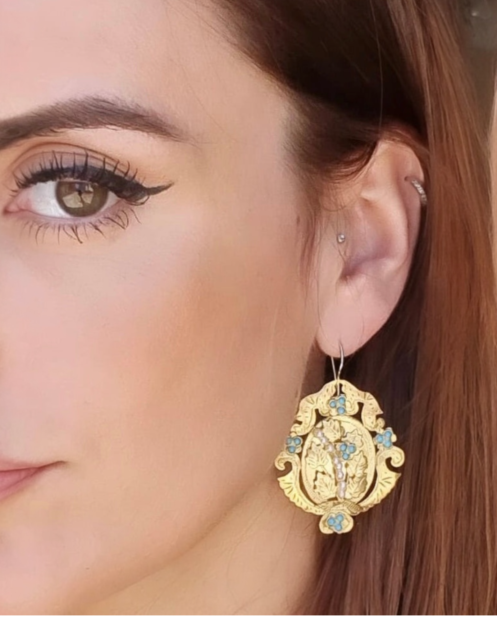 Filigree stud earrings in gilded silver.