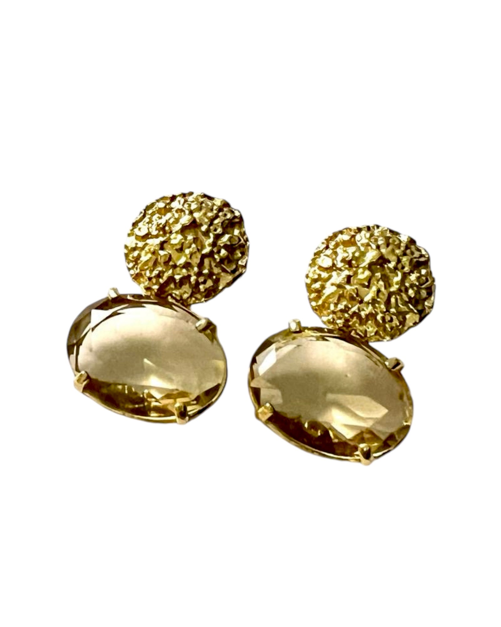 Beige earrings in gold-plated silver.