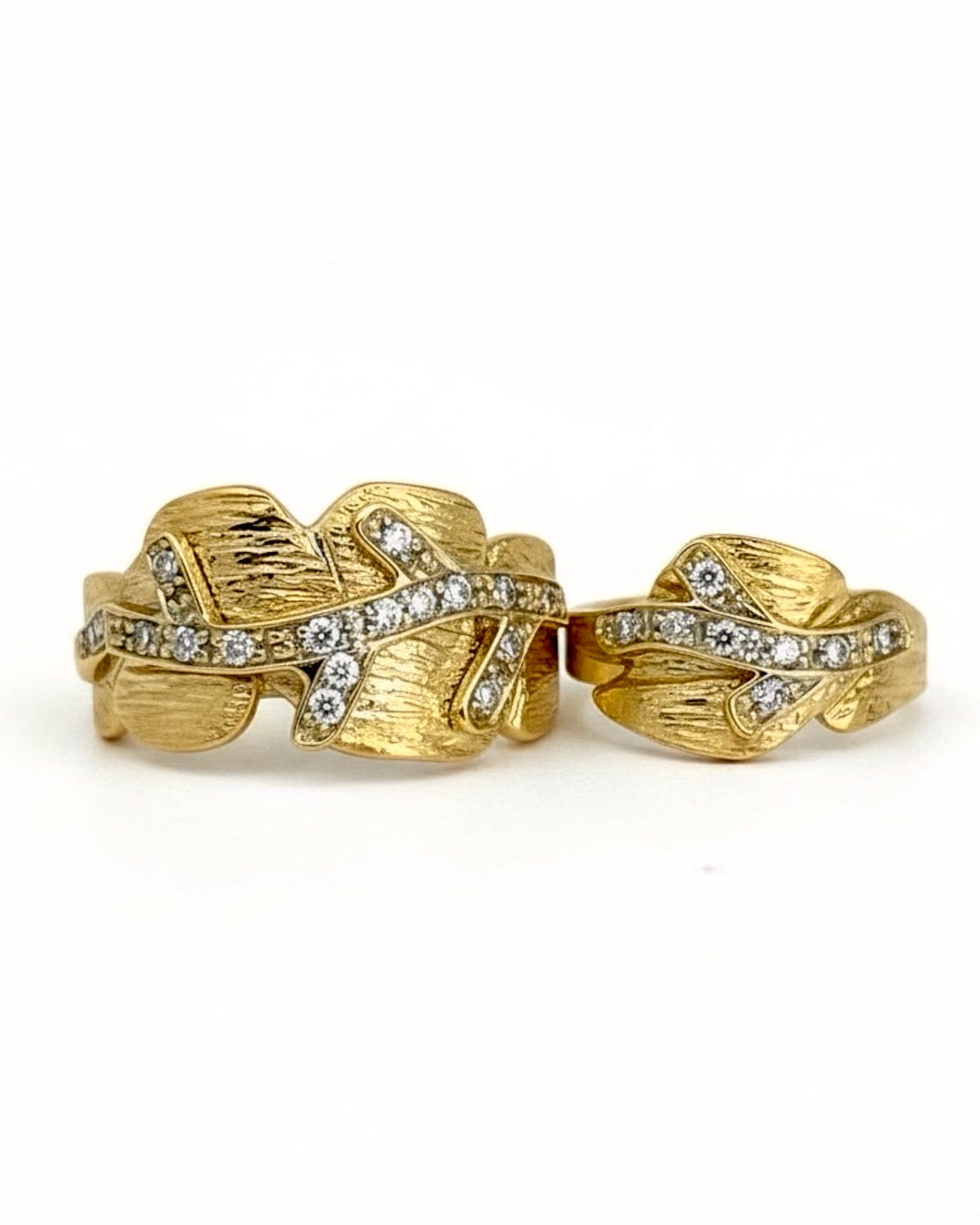 Heart-shaped ring with glitter in gold-plated silver.