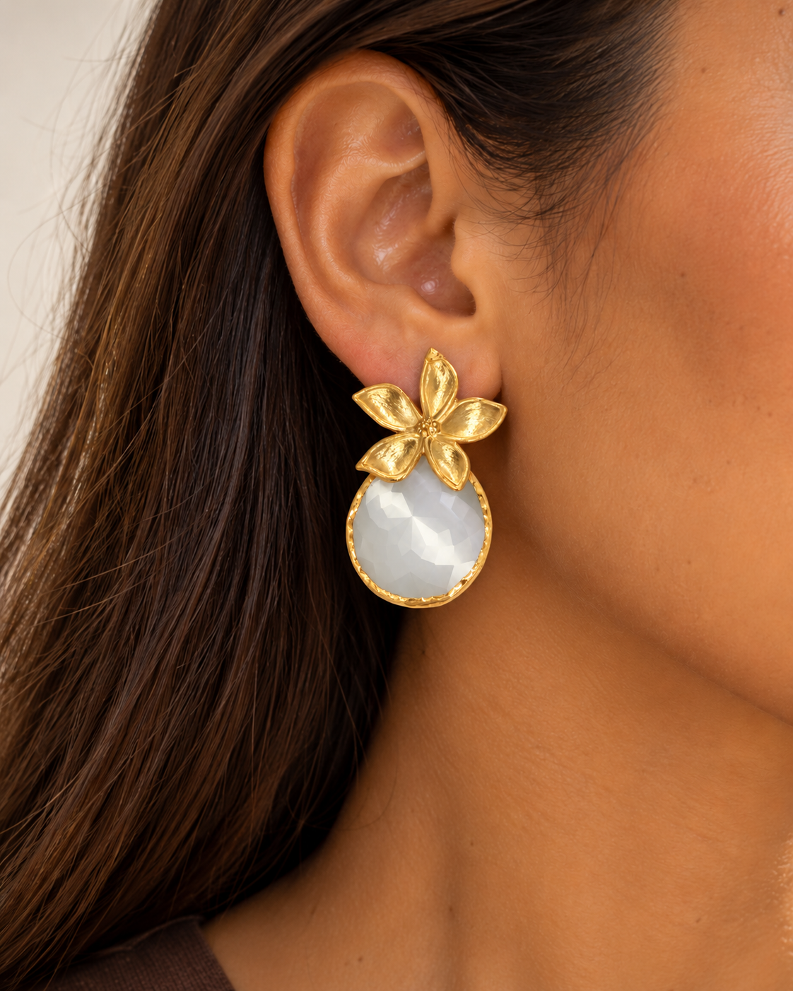 Brincos Flores com Pedra Transparente em Prata Dourada