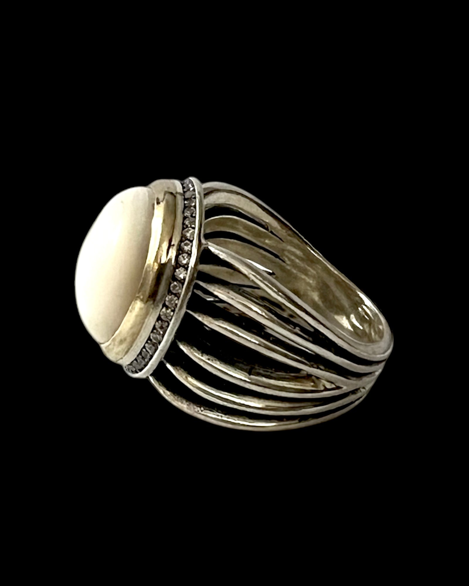 Mother of pearl ring in silver and gold