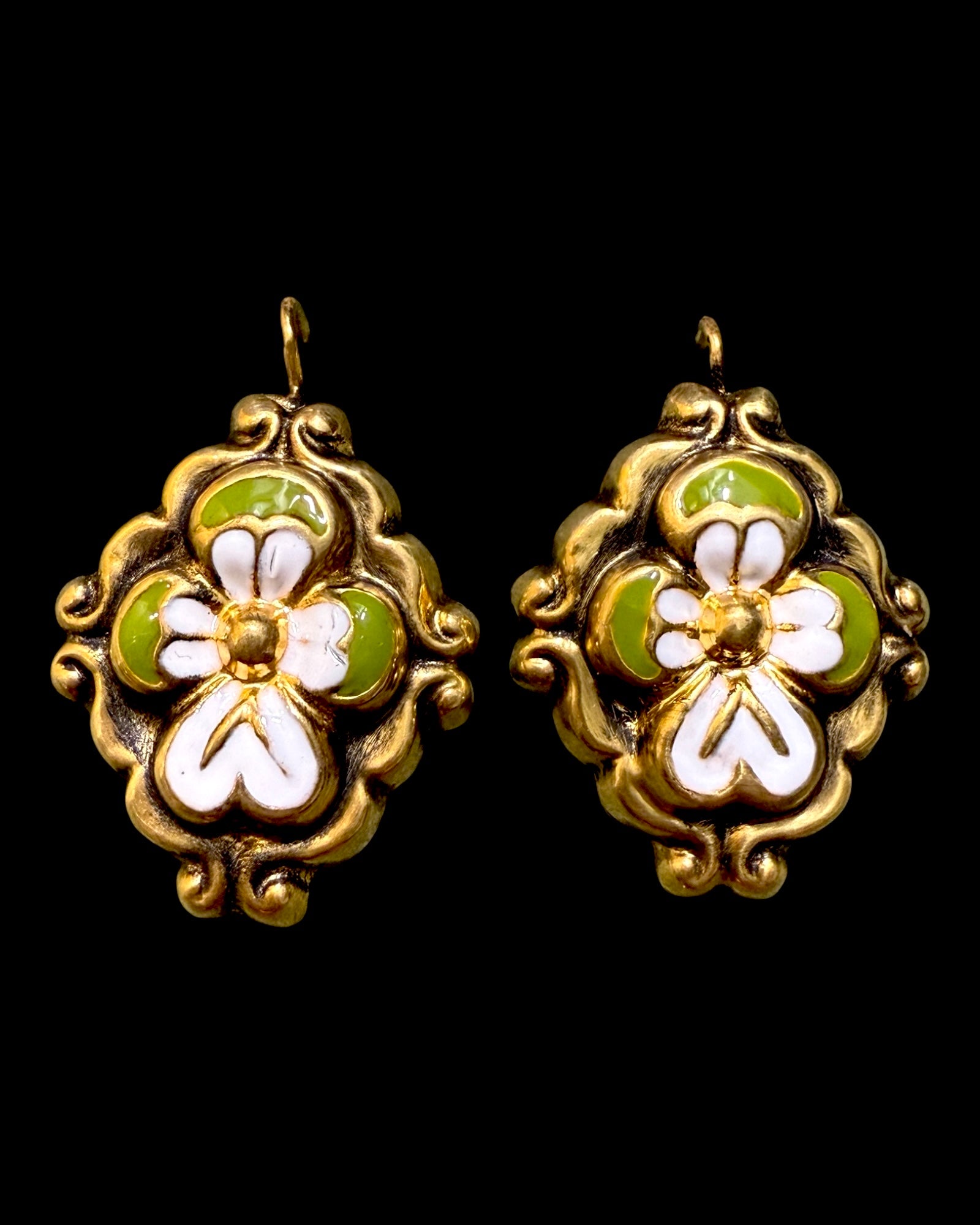 Brincos Barrocos Verde Claro com Flores em Prata Dourada