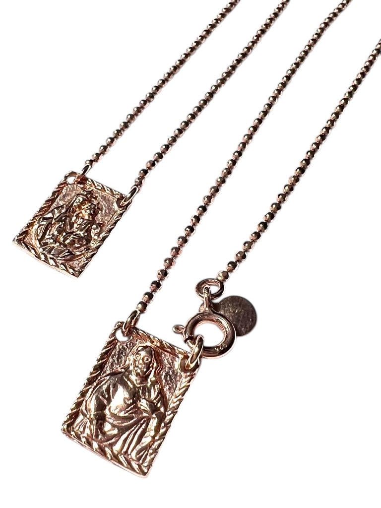 Escapulário de Malha Esfera em Prata Rosa, com medalhas de Nossa Senhora do Carmo e Sagrado Coração de Jesus, amuleto de proteção e fé.