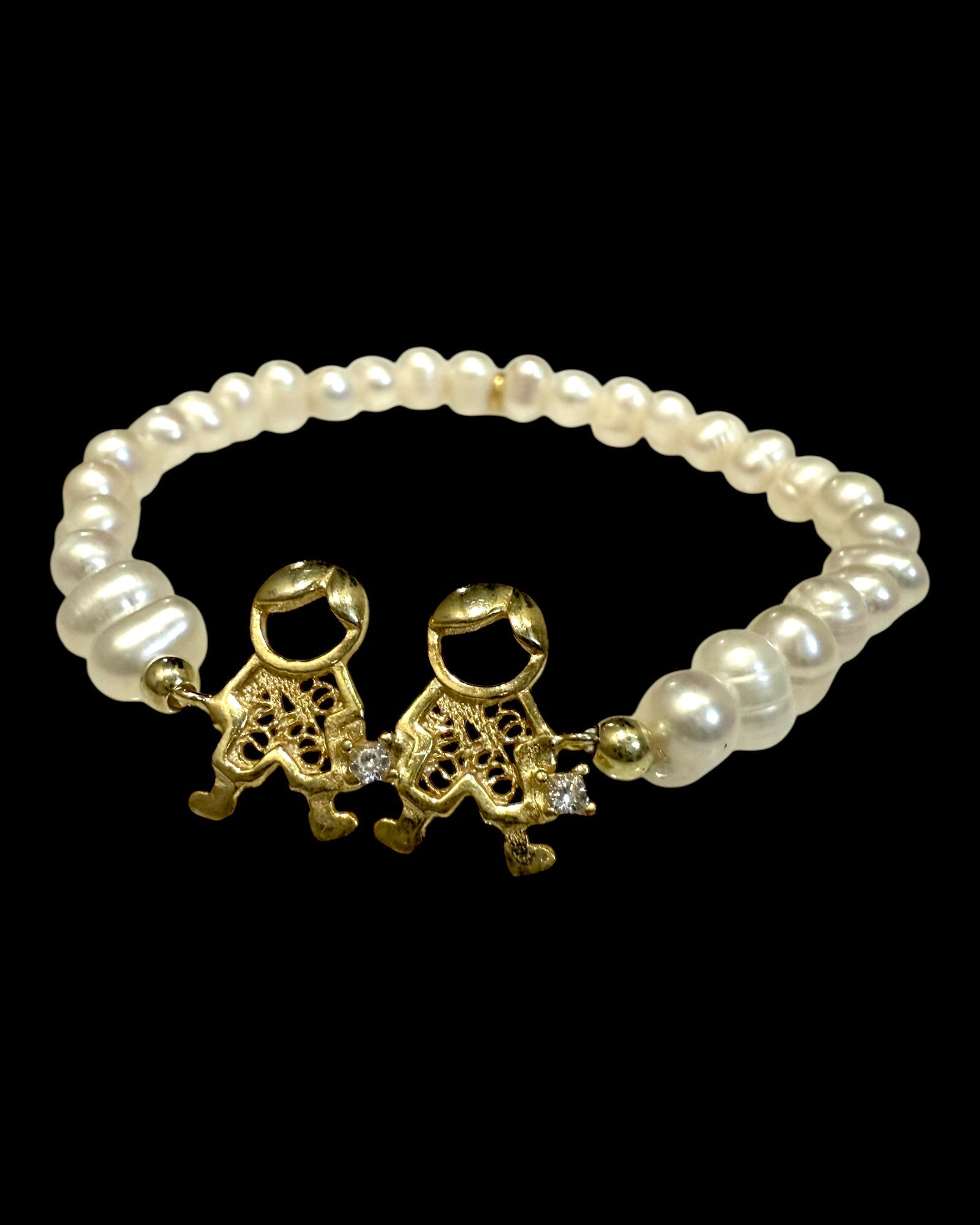 Pulseira Com Dois Meninos em Pérolas e Prata Dourada