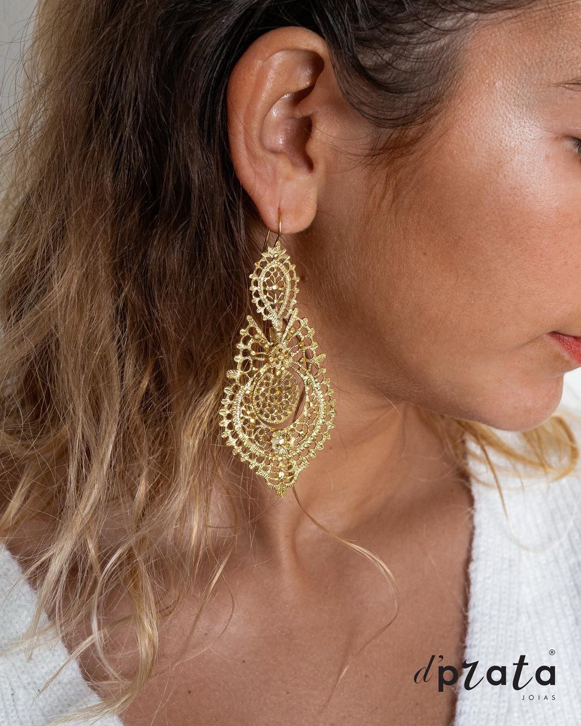 Queen-style earrings in gilded silver.