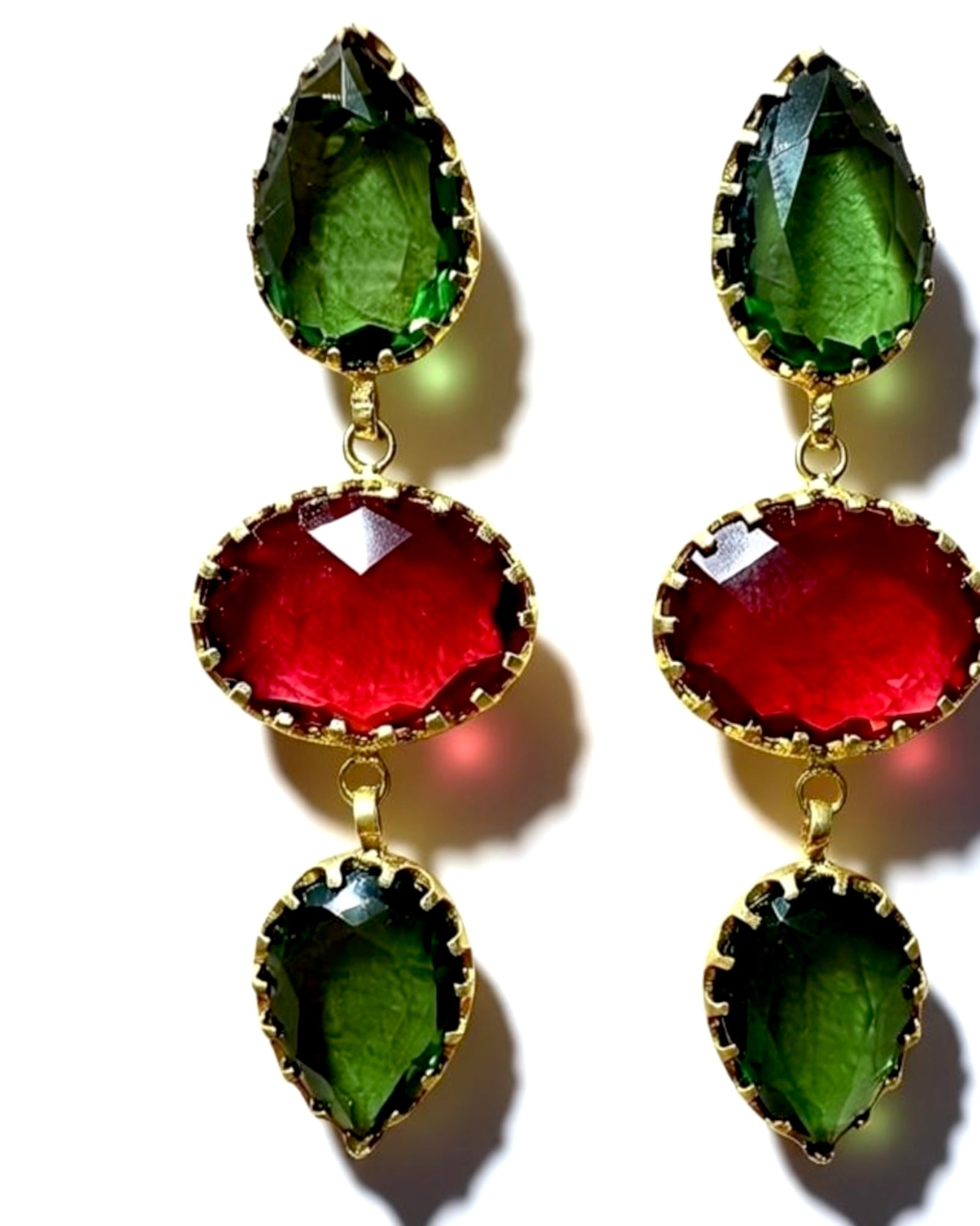 Brincos Gotas Verdes e Vermelhas em Prata Dourada