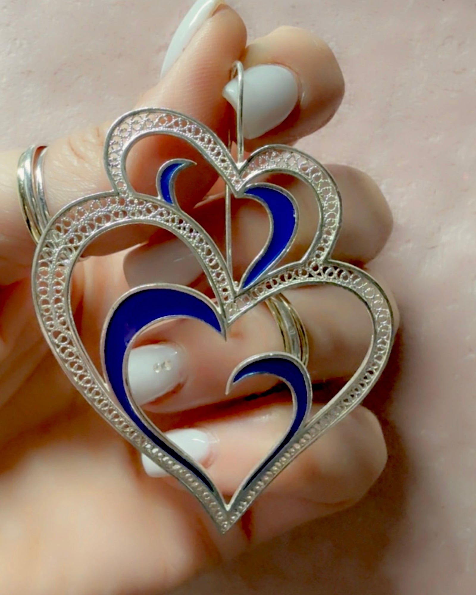 Brincos Coração Viana é Amor com Esmalte Azul em Prata