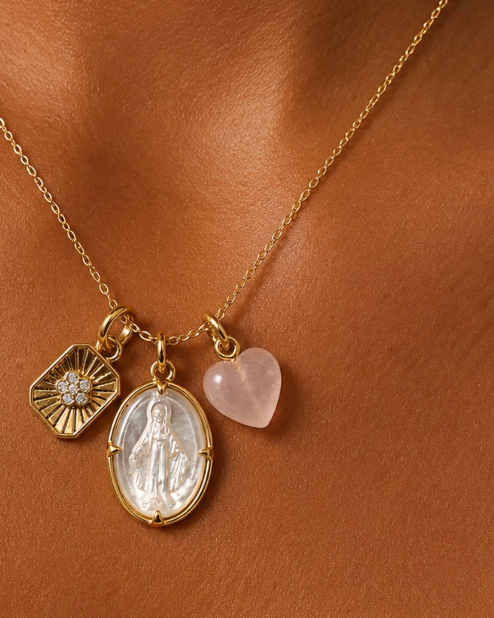 Colar Nossa Senhora Milagrosa em Madrepérola com Pedra Rosa em Prata Dourada