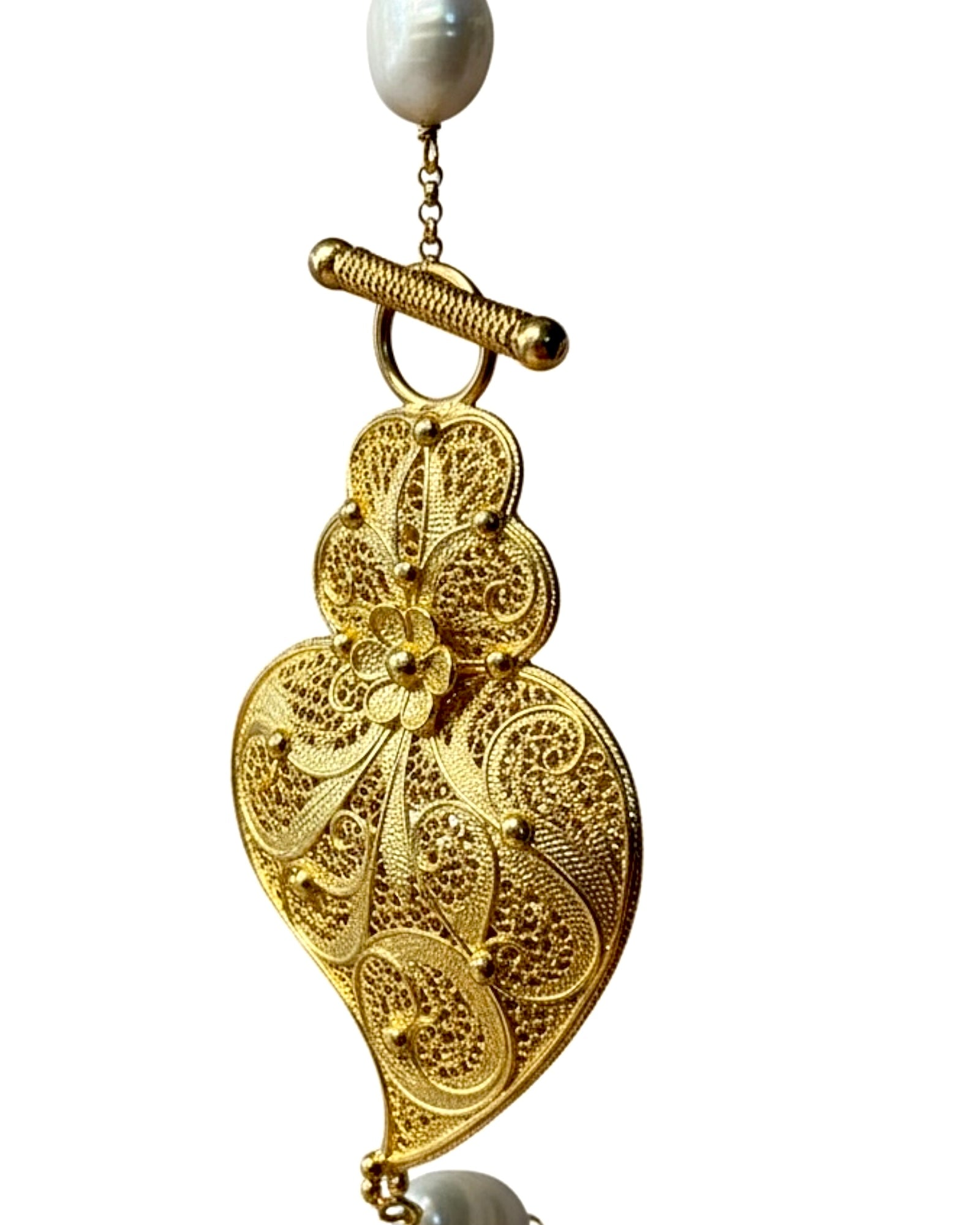 Pearl necklace with a Viana heart in gold-plated silver.