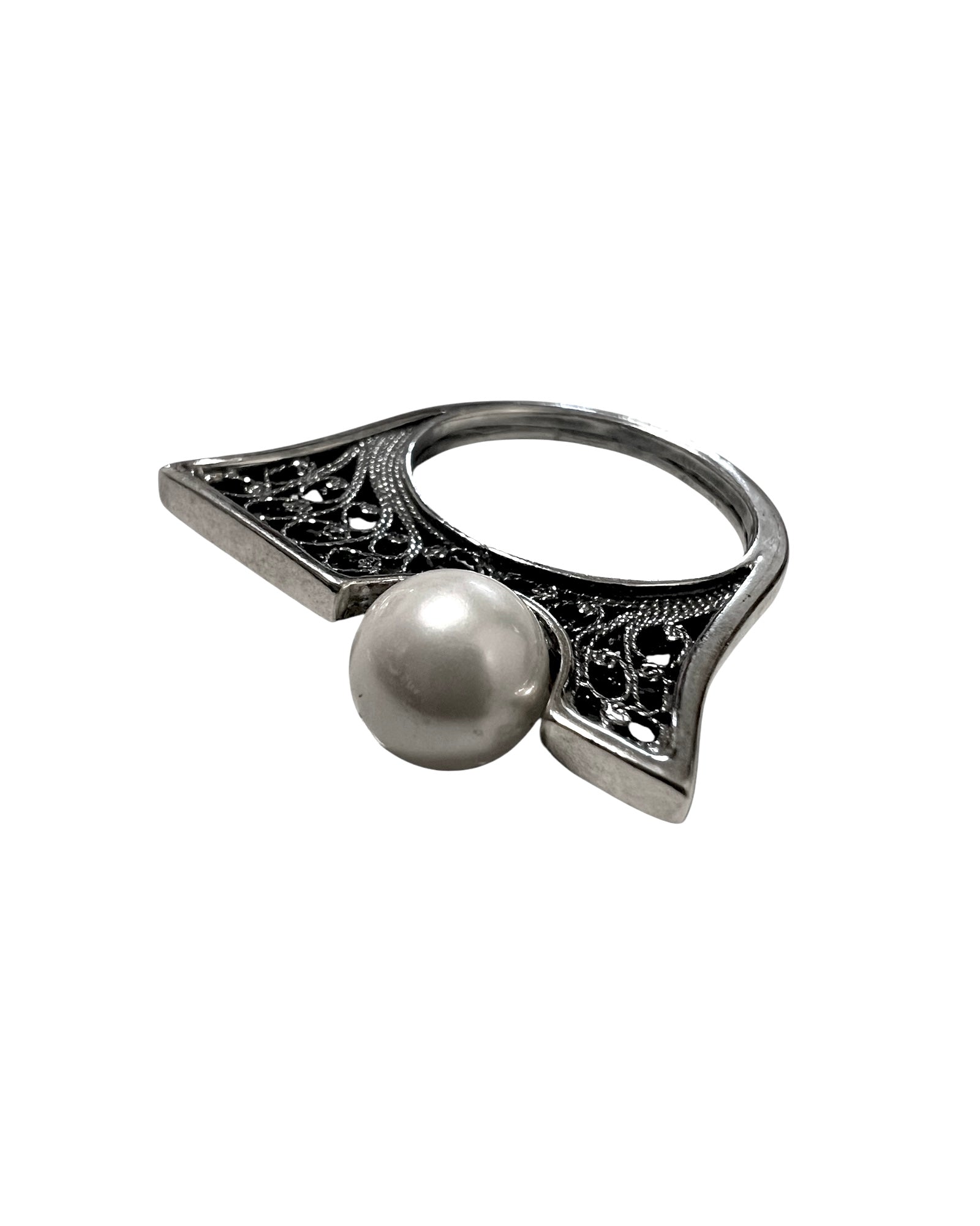 Ring with pearl and filigree in silver