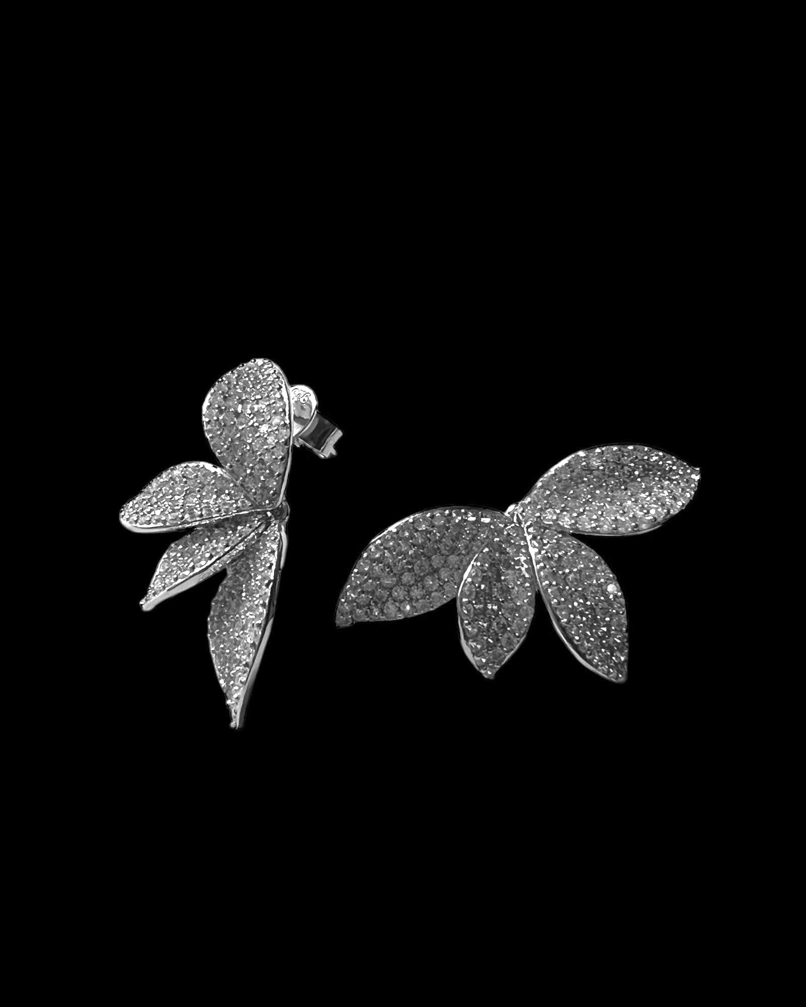 Half-petal earrings in silver.