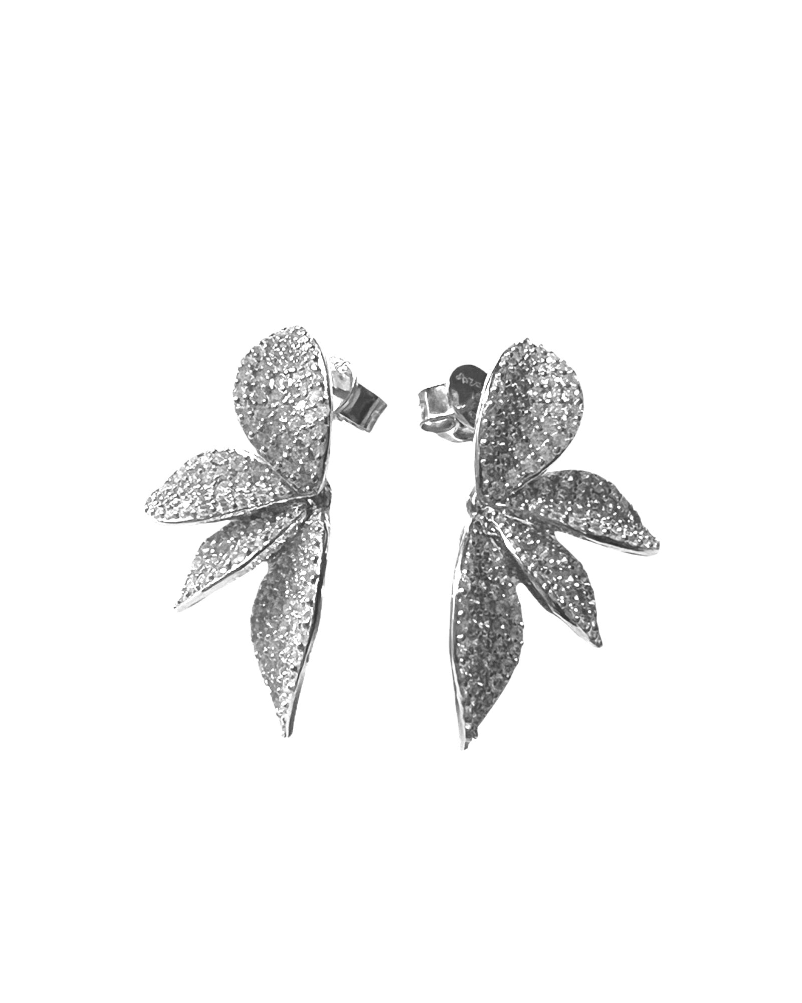Half-petal earrings in silver.