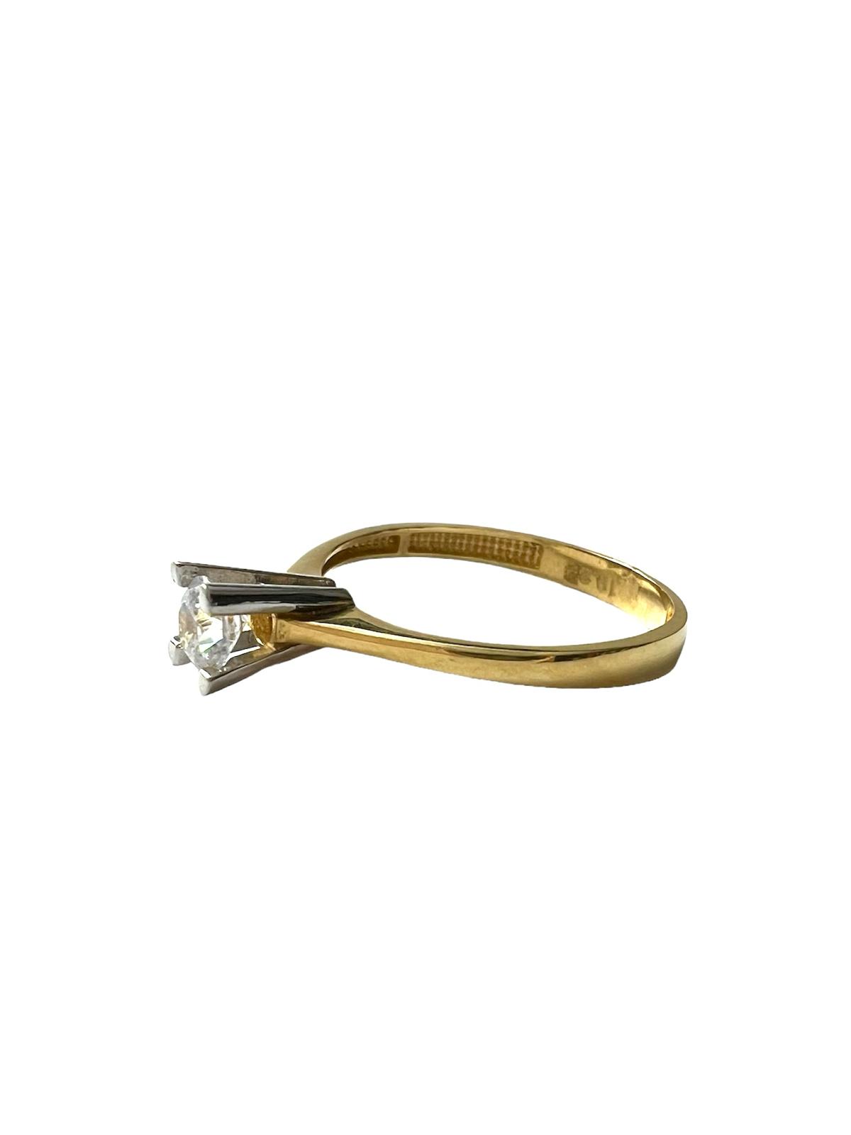 Solitaire engagement ring in white and yellow gold