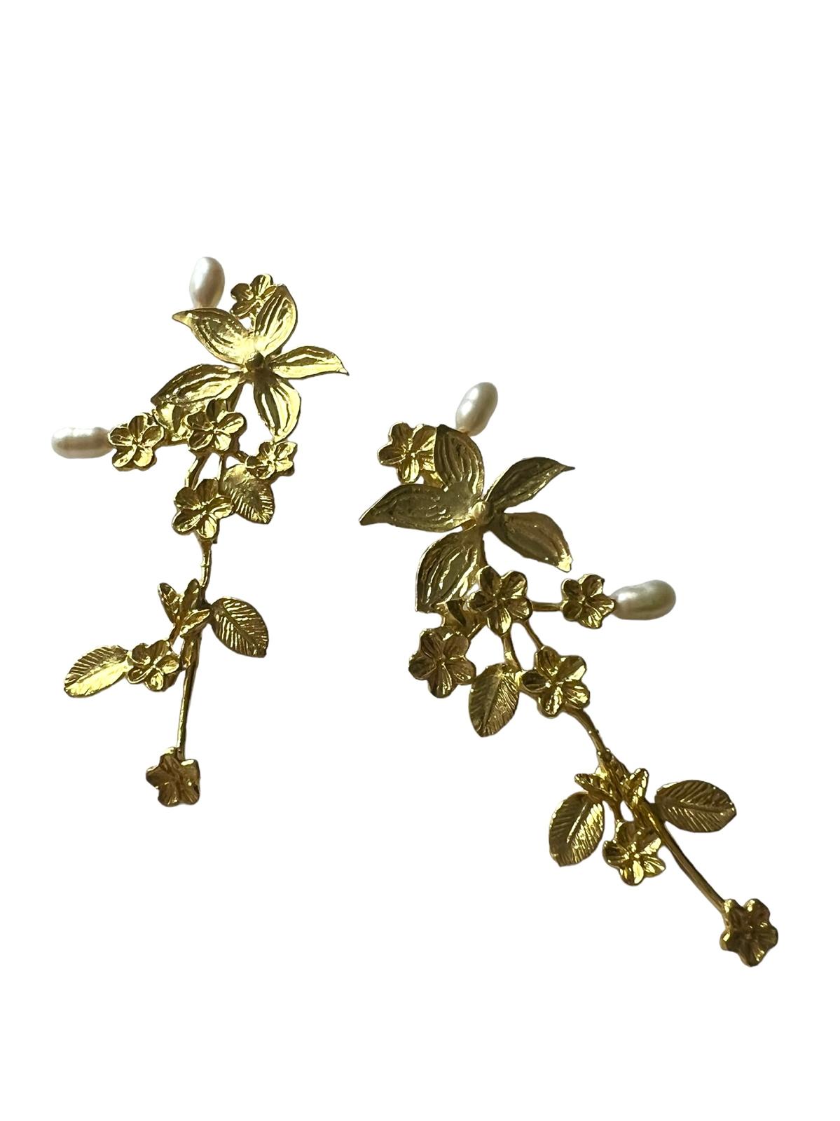 Gold-plated silver pearl flower earrings