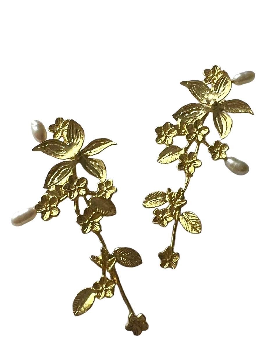 Gold-plated silver pearl flower earrings