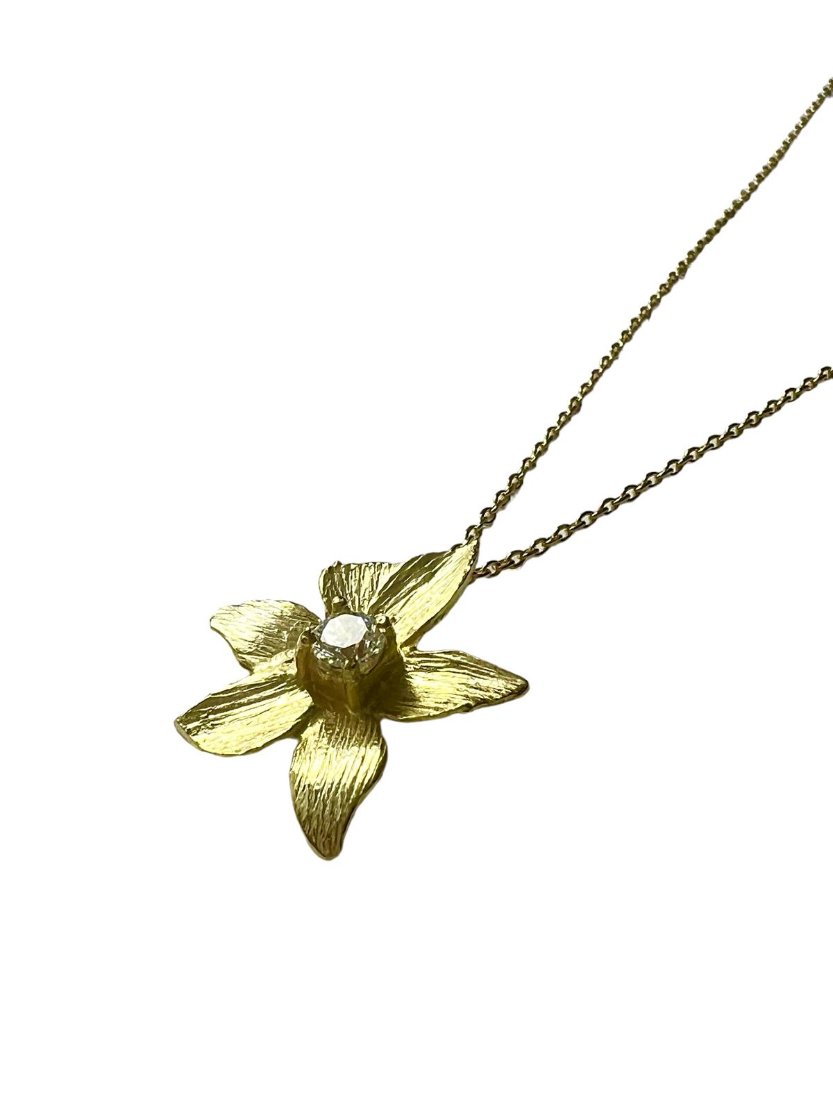 Colar Flor em Prata Dourada