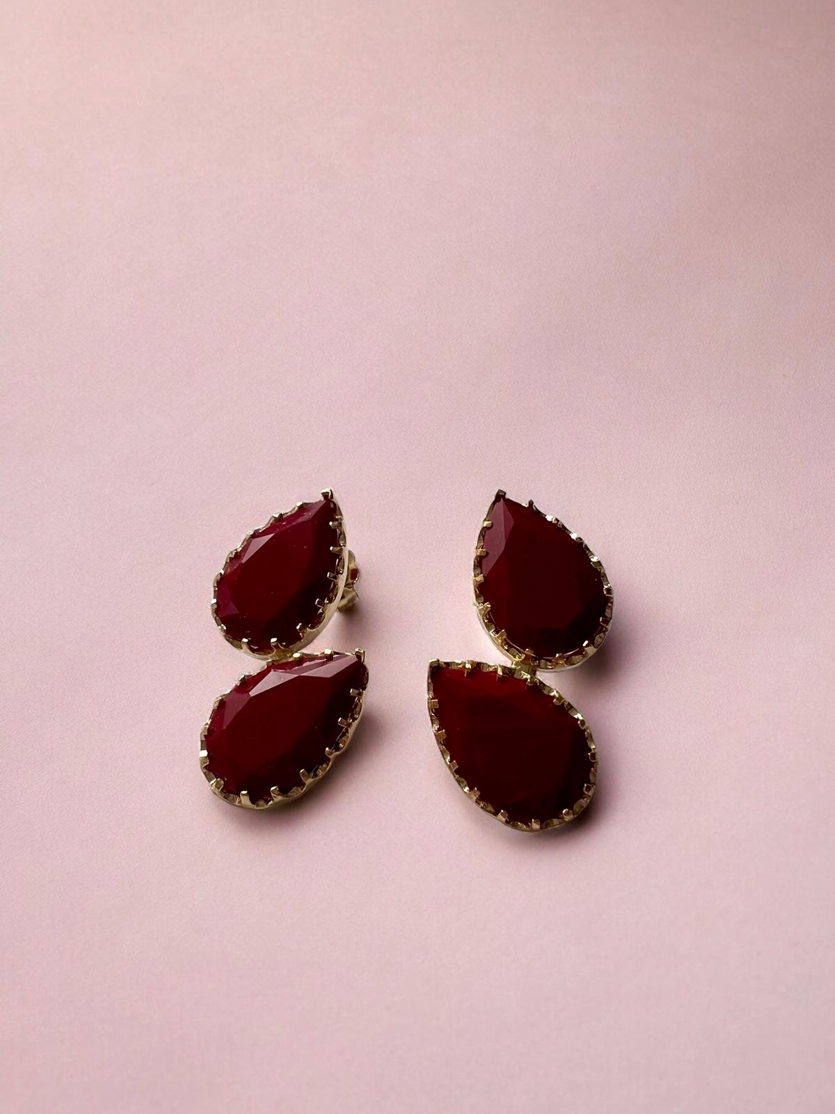 Brincos Duas Gotas Vermelho Escuro em Prata Dourada