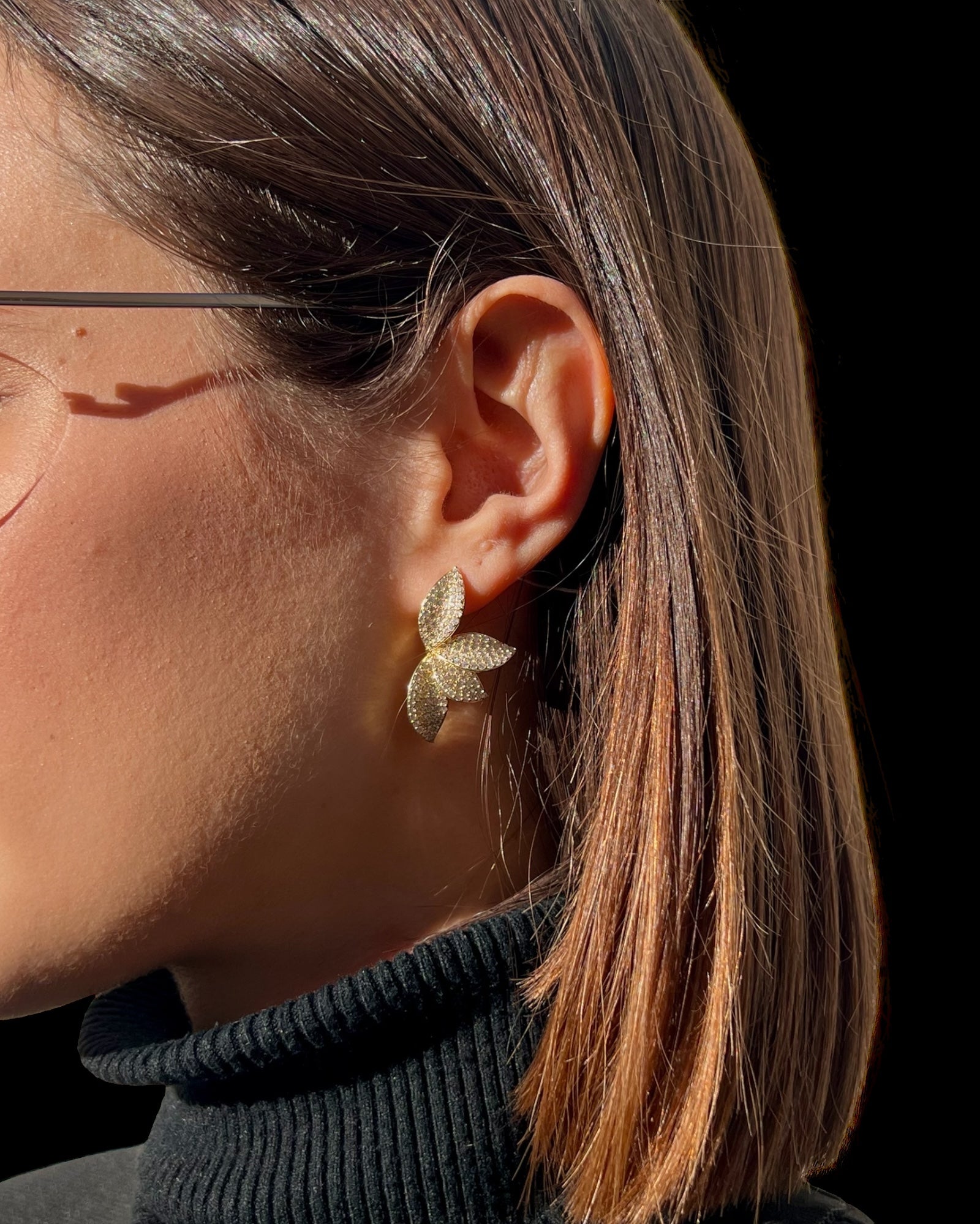 Half-petal earrings in silver.