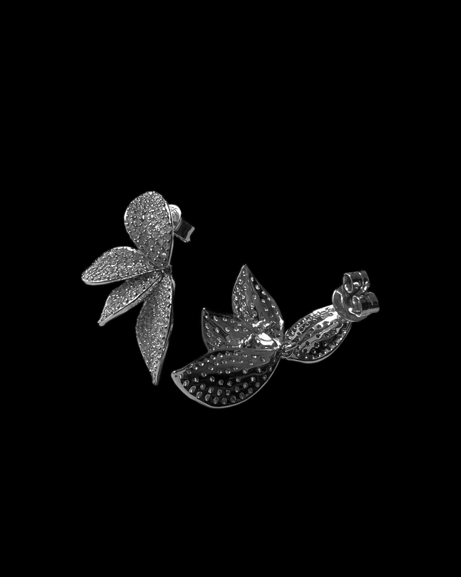 Half-petal earrings in silver.