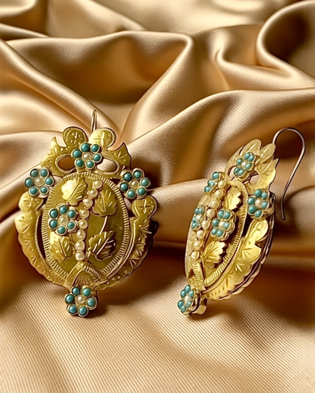 Filigree stud earrings in gilded silver.