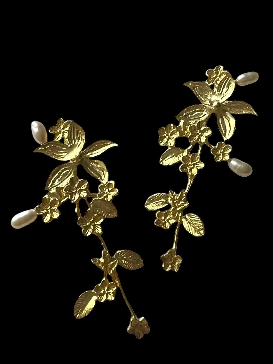 Gold-plated silver pearl flower earrings