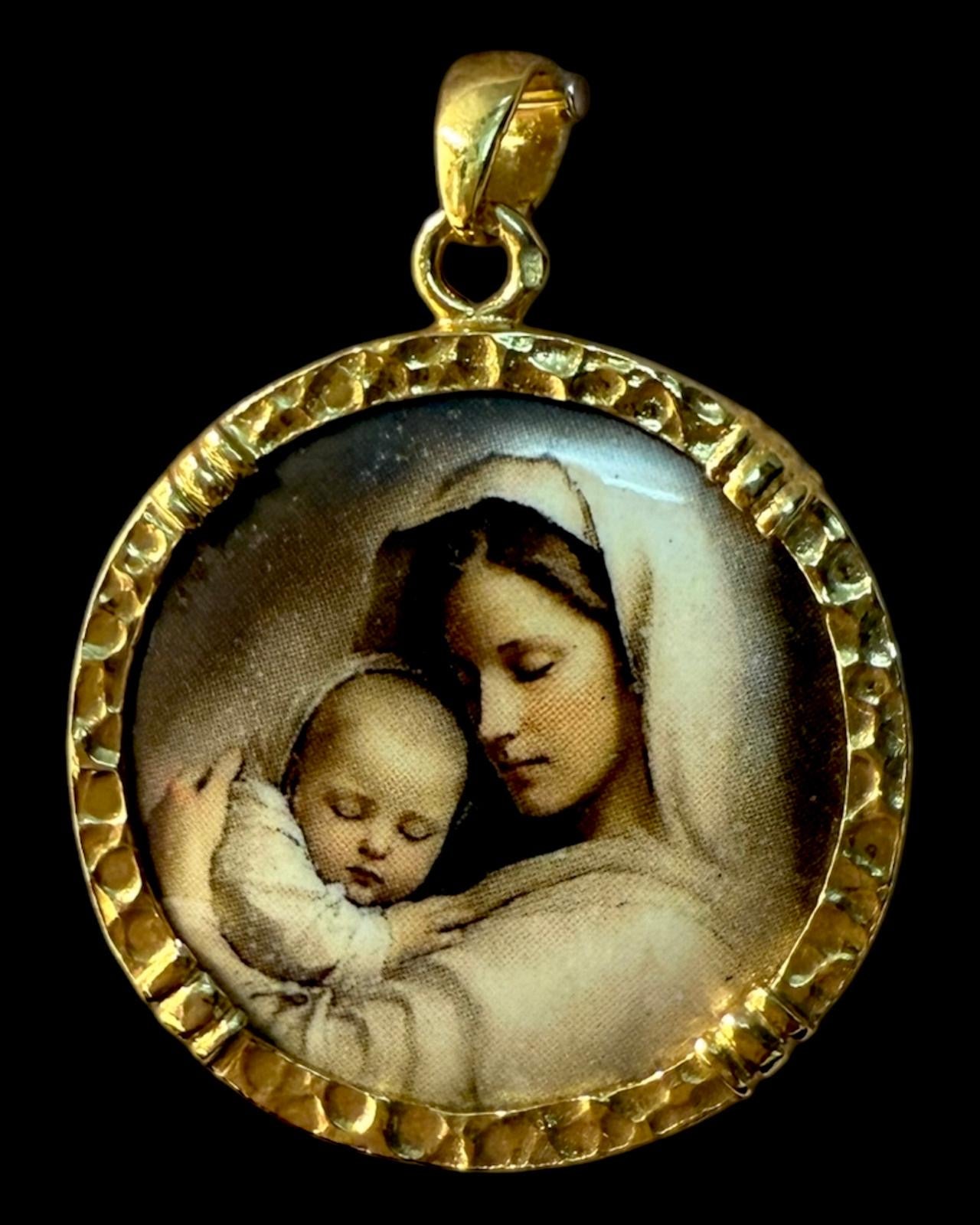 Medalha redonda Mãe Divina em Prata Dourada 925%, com esmalte colorido e verso com “Mãe Divina” escrito.
