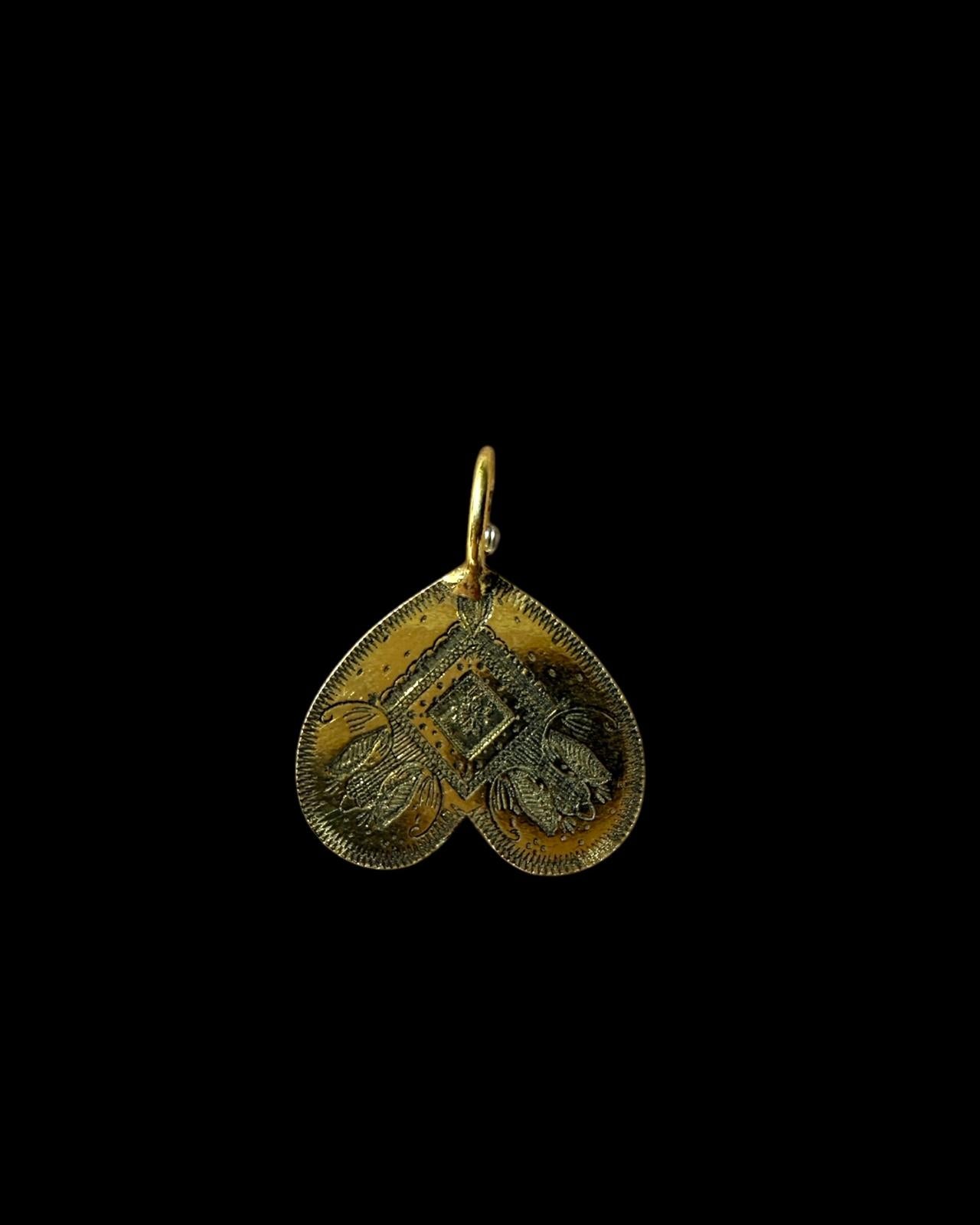Medalha Borboleta Mini em Prata Dourada 925%, com design tradicional em forma de coração invertido, de tamanho pequeno.