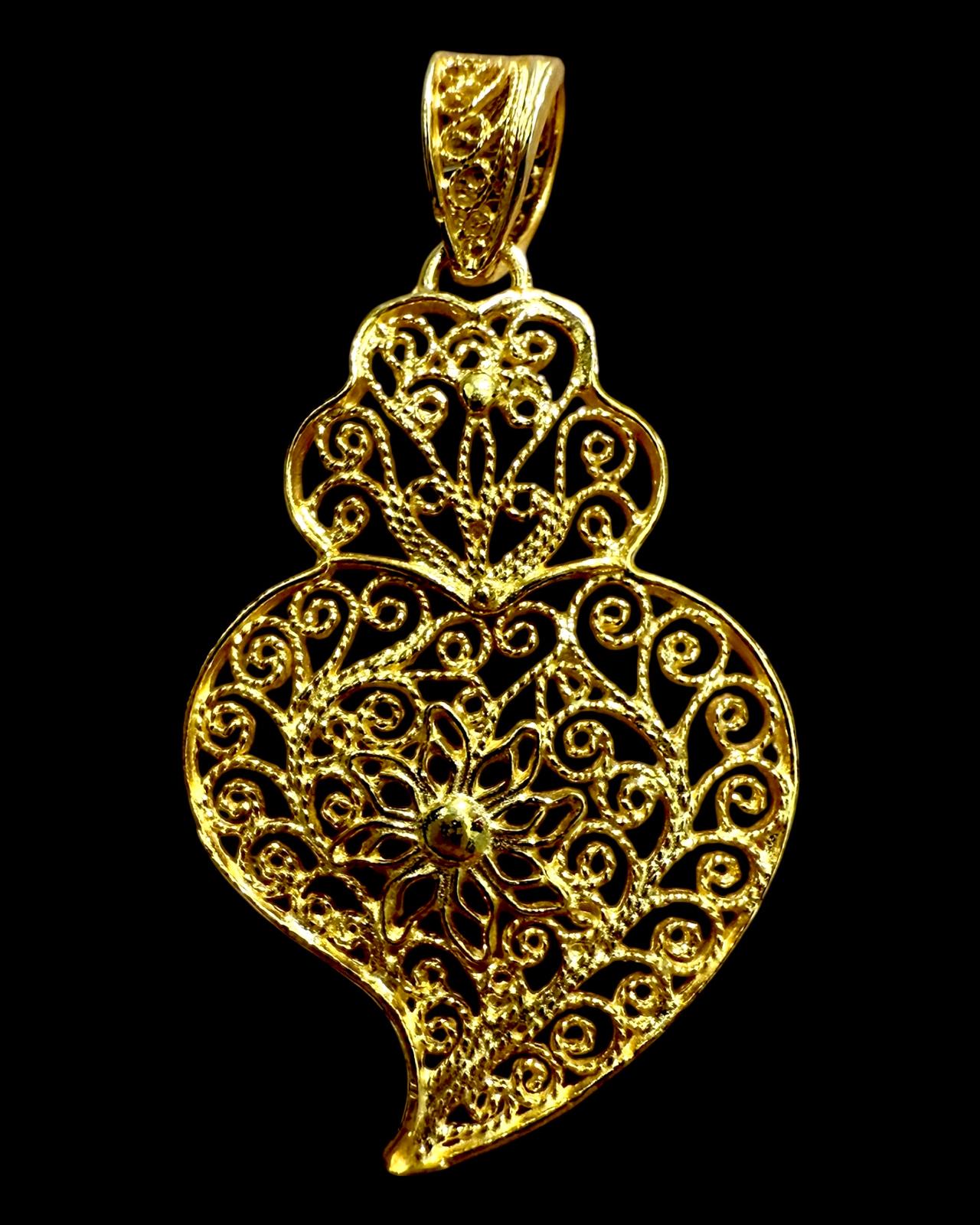 Medalha Coração de Viana Floral em Prata Dourada