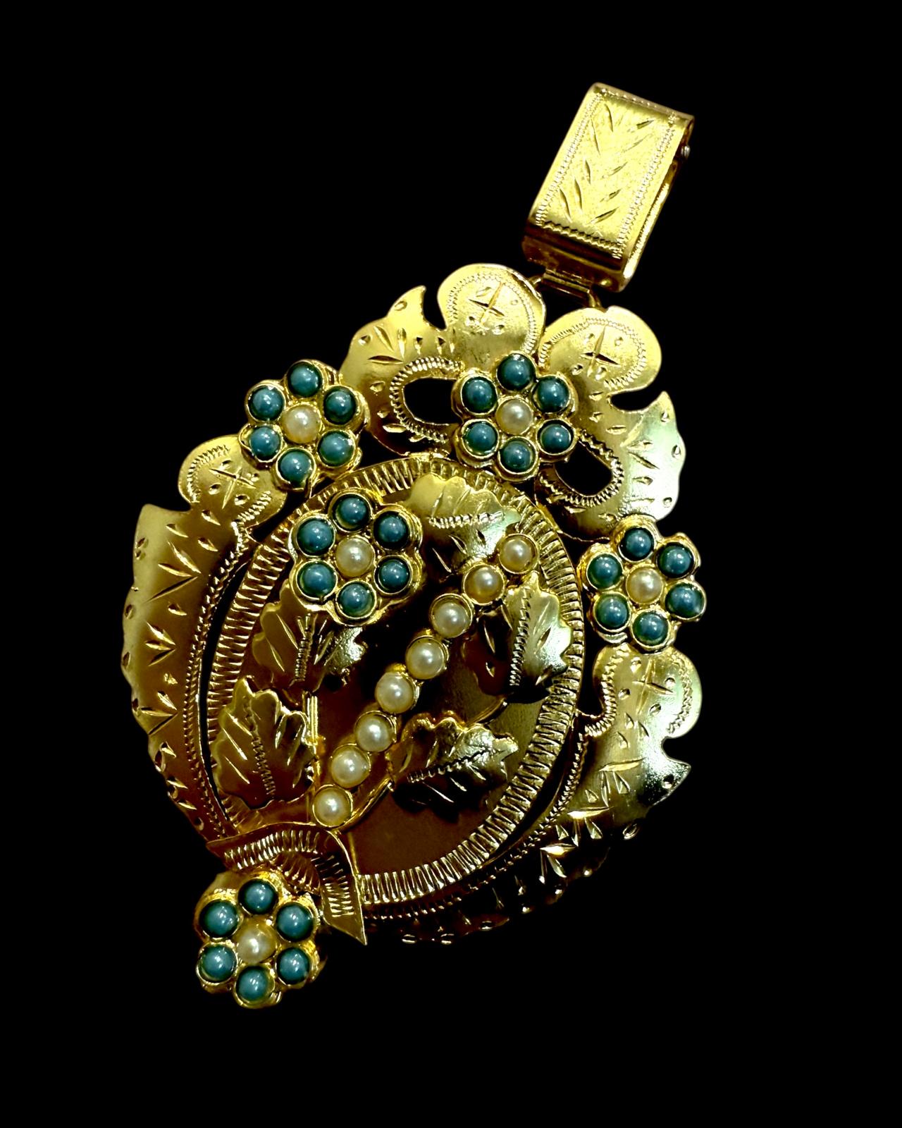 Medalha Gramalheira em Prata Dourada com Pérolas e Pedras Azul Turquesa