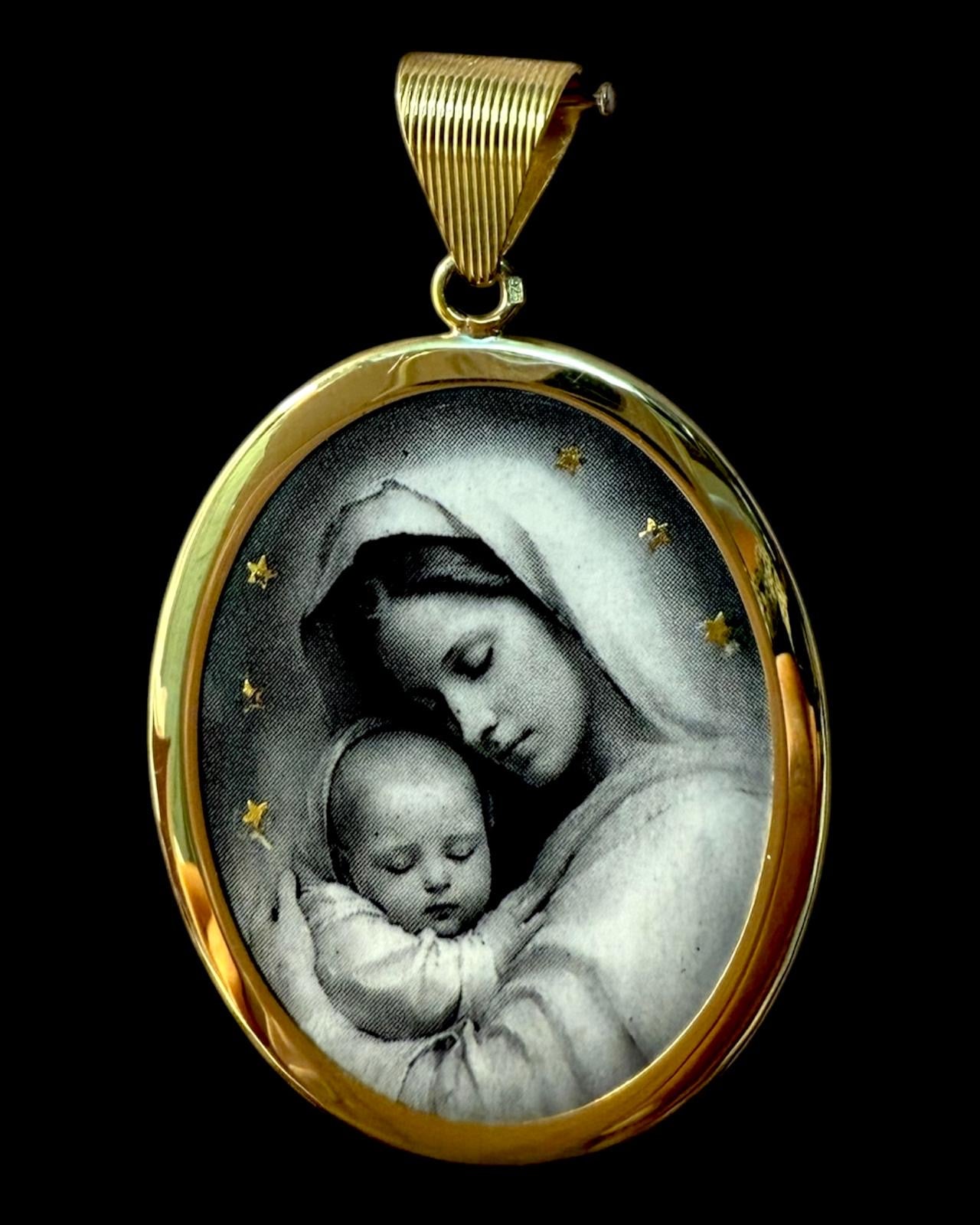 Medalha Mãe Divina Lisa em Prata Dourada com Esmalte Preto e Branco