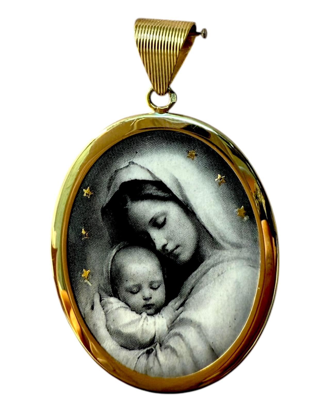 Medalha Mãe Divina em Prata Dourada 925%, com esmalte, imagem de Maria e verso com “Mãe Divina” gravado.