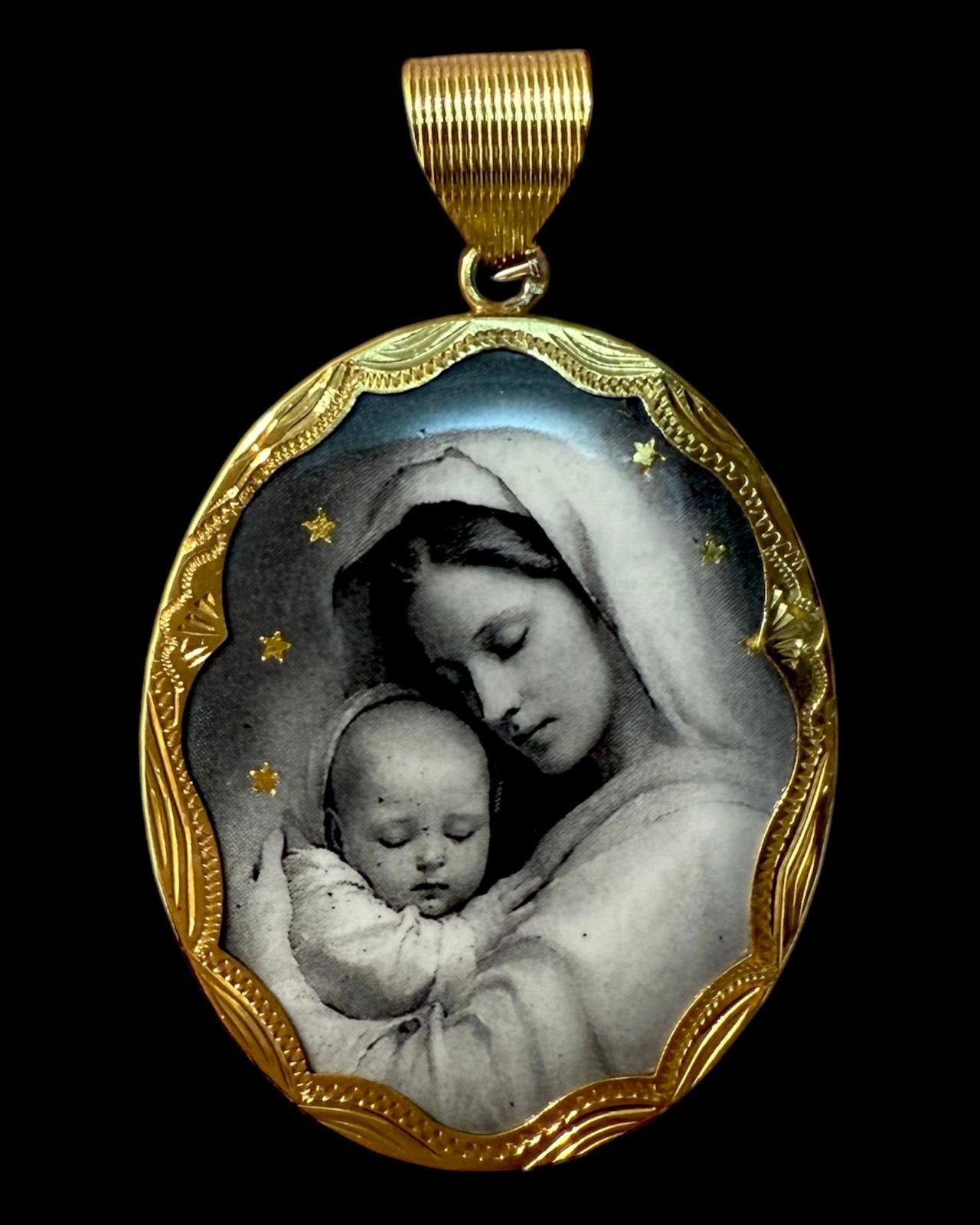 Medalha Mãe Divina em Prata Dourada com Esmalte Preto e Branco