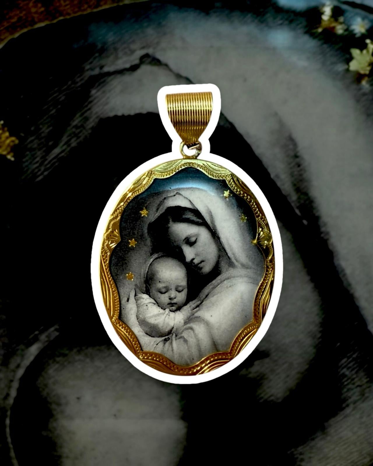 Medalha Mãe Divina em Prata Dourada com Esmalte Preto e Branco