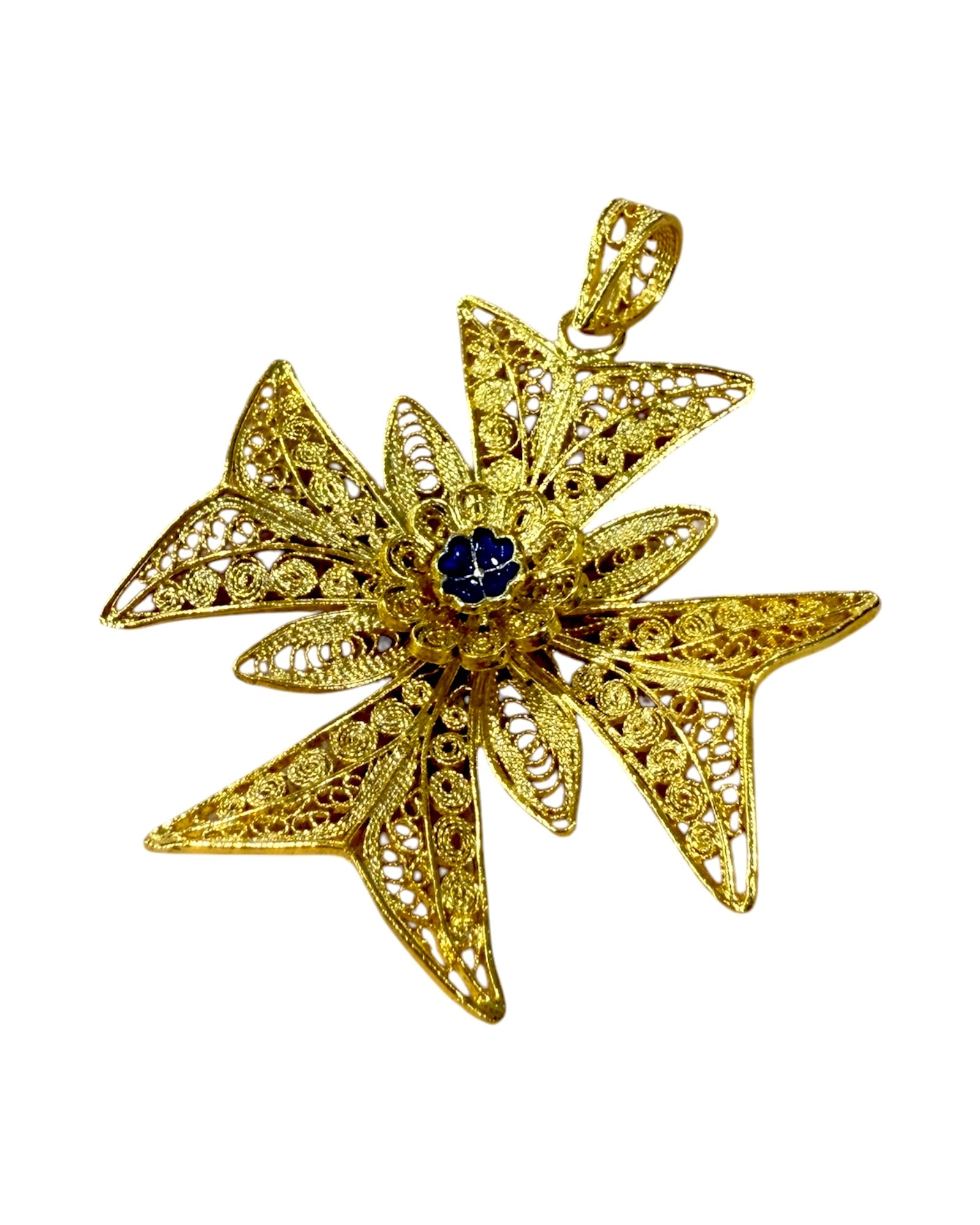Medalha Cruz de Malta de Filigrana em Prata Dourada com Flor de Esmalte Azul, design tradicional e sofisticado.