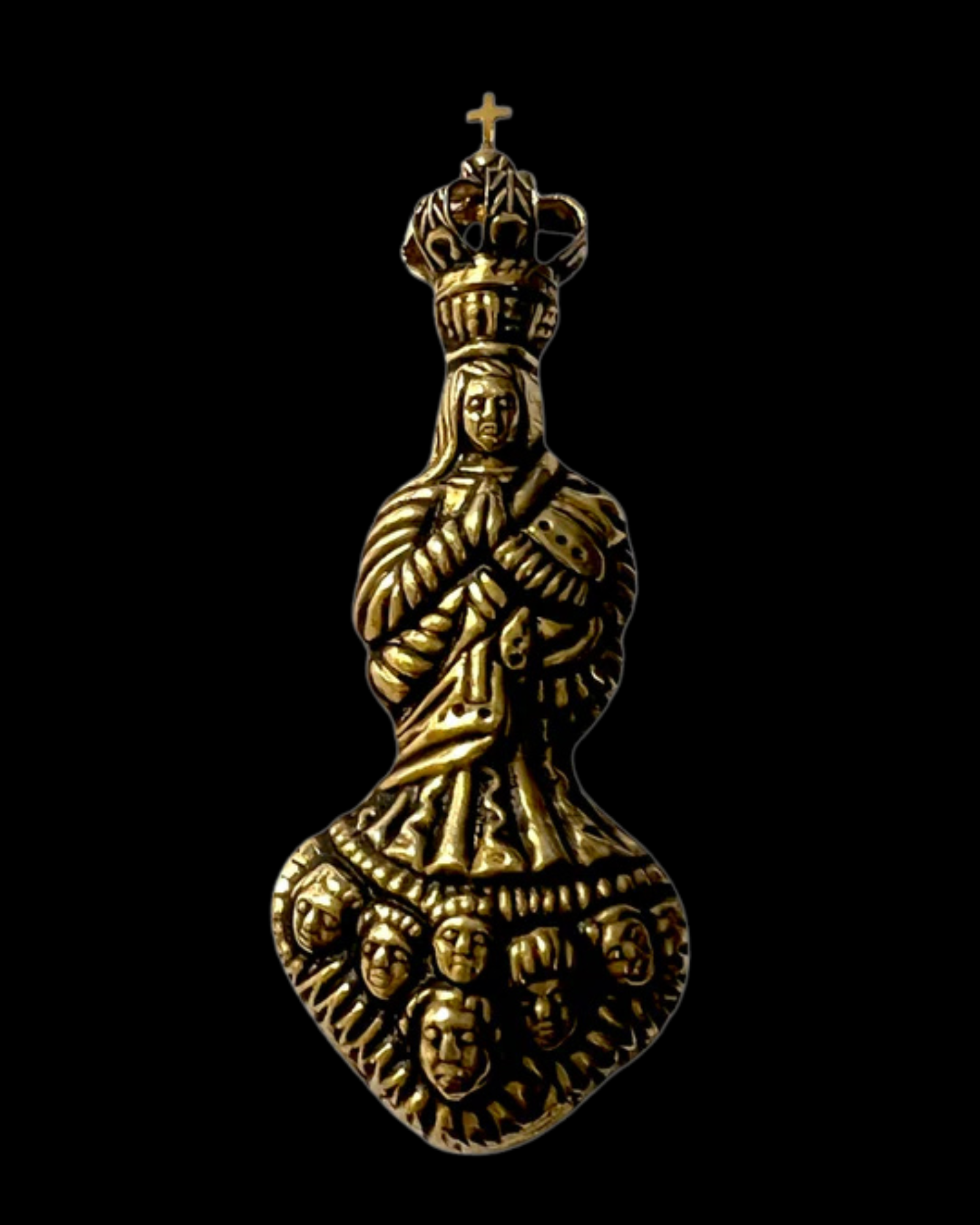 Medalha da Nossa Senhora do Caneco em prata dourada com acabamento barroco e detalhe de rostos esculpidos.