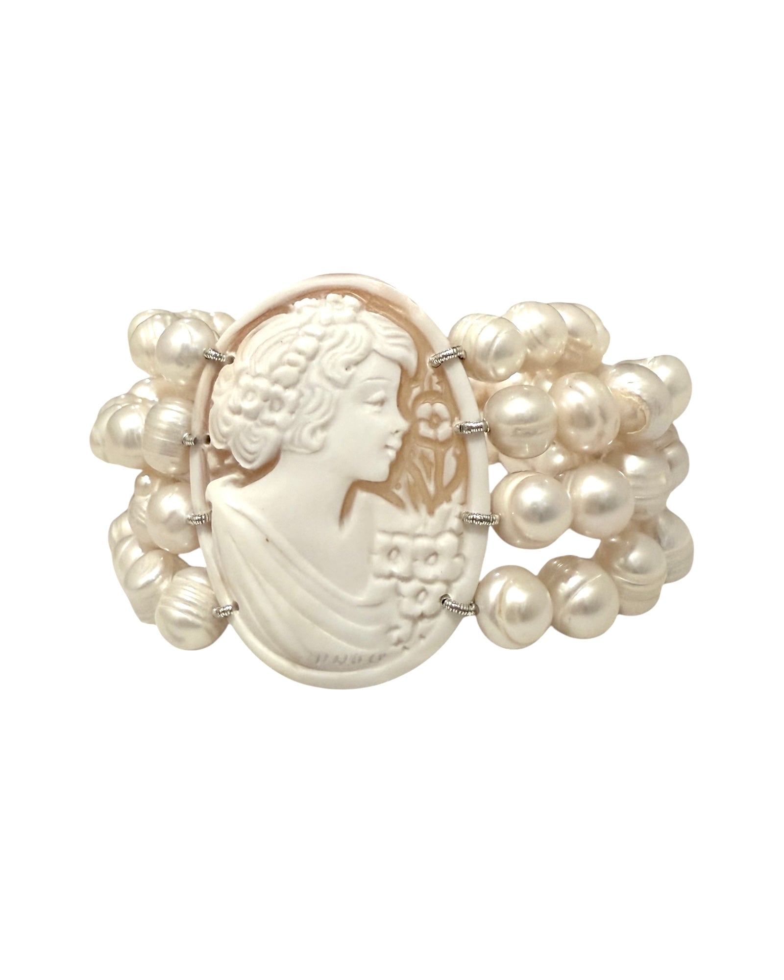 Pulseira Camafeu com Pérolas em Prata, design clássico e elegante