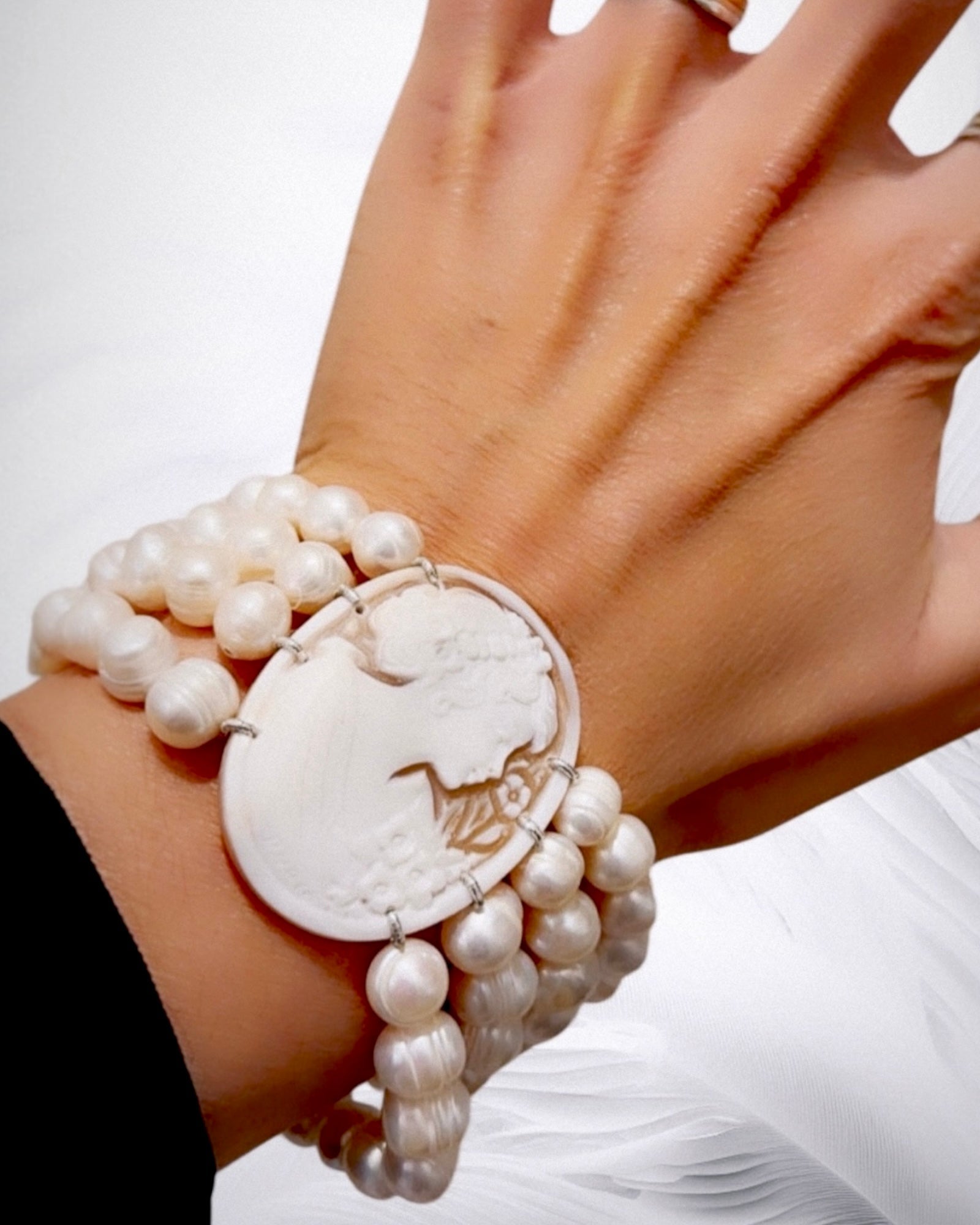Pulseira Camafeu com Pérolas em Prata