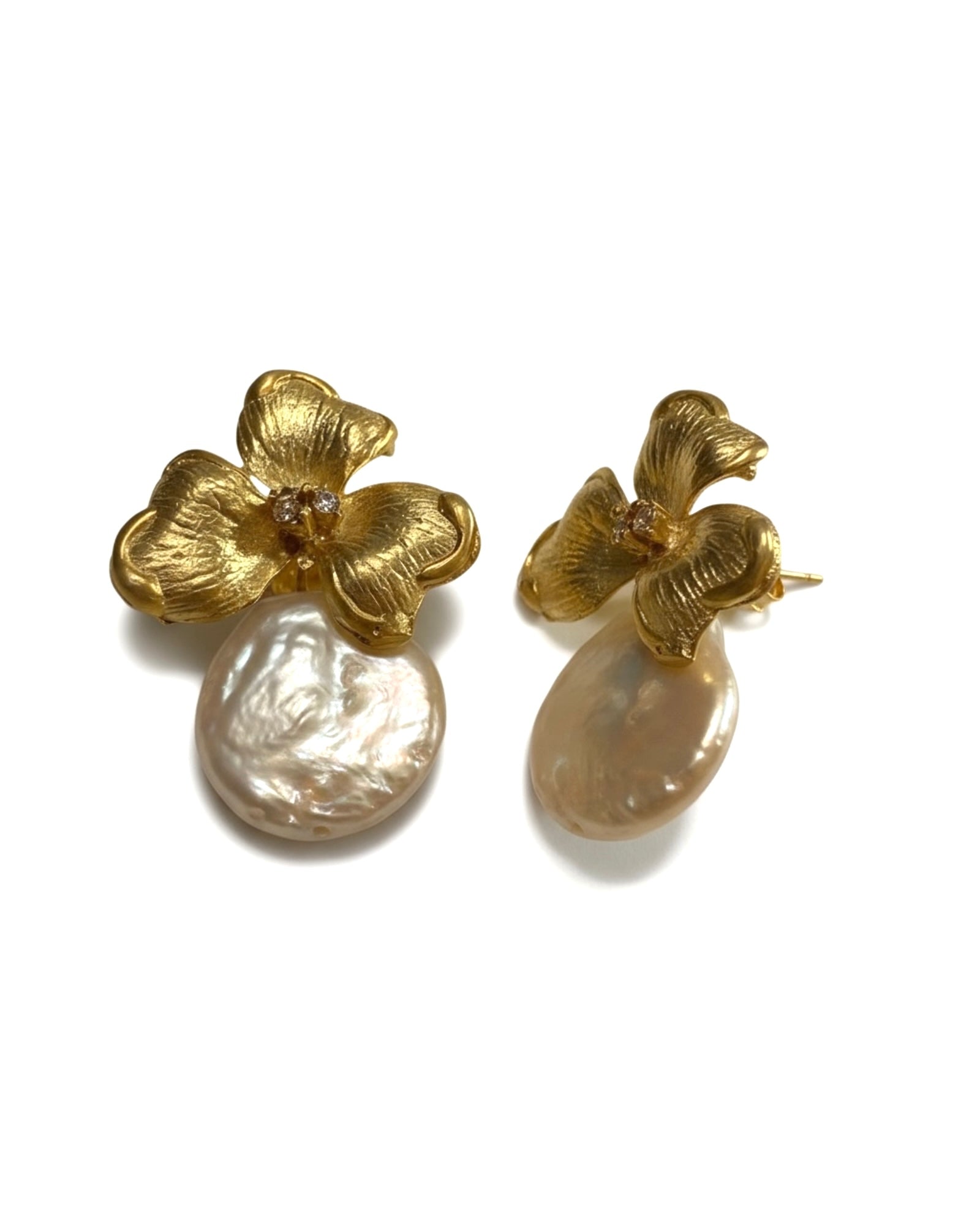 Brincos Flor com Madrepérola em Prata Dourada