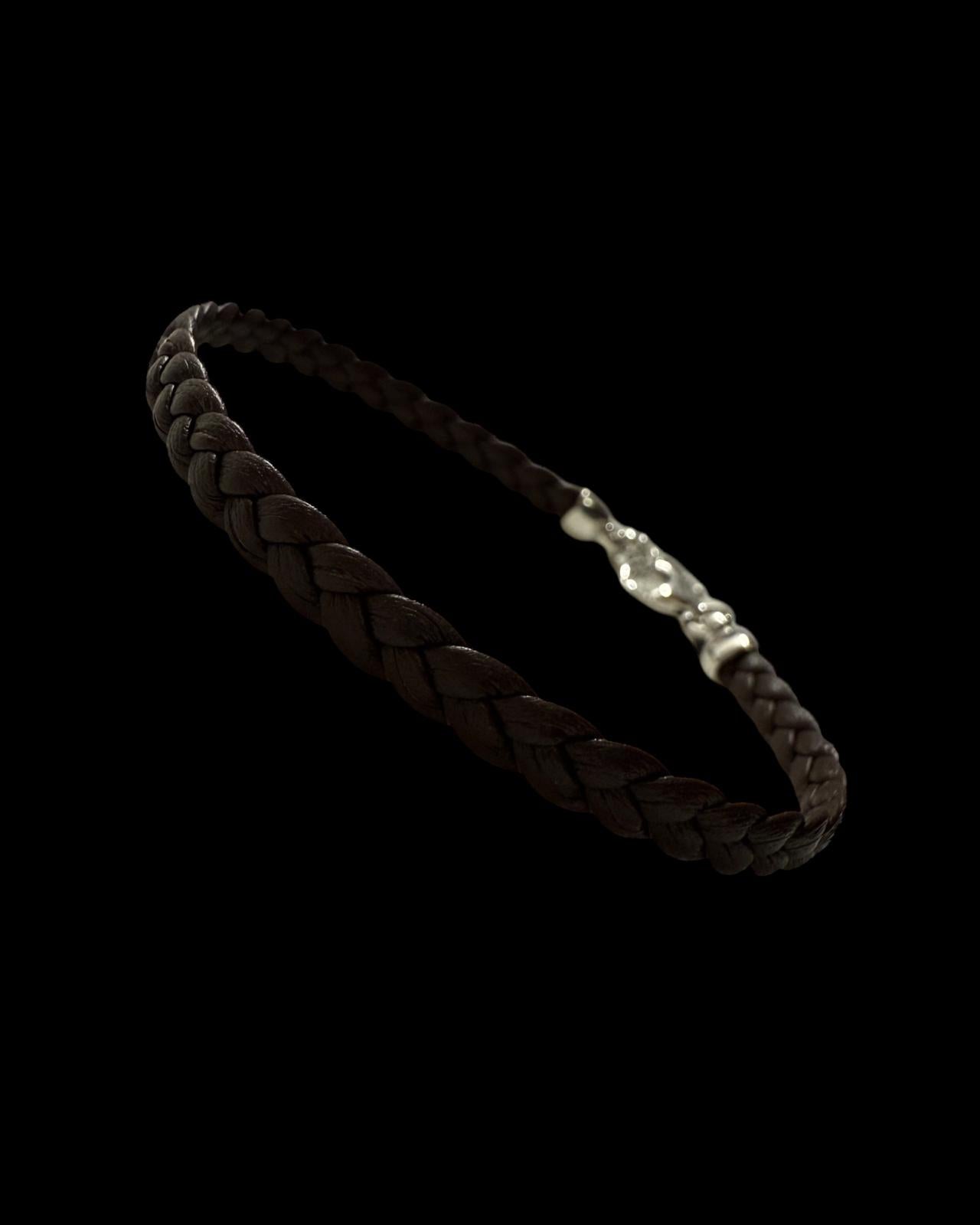 Pulseira de homem com cordão castanho e detalhes em prata 925%, design moderno e versátil.