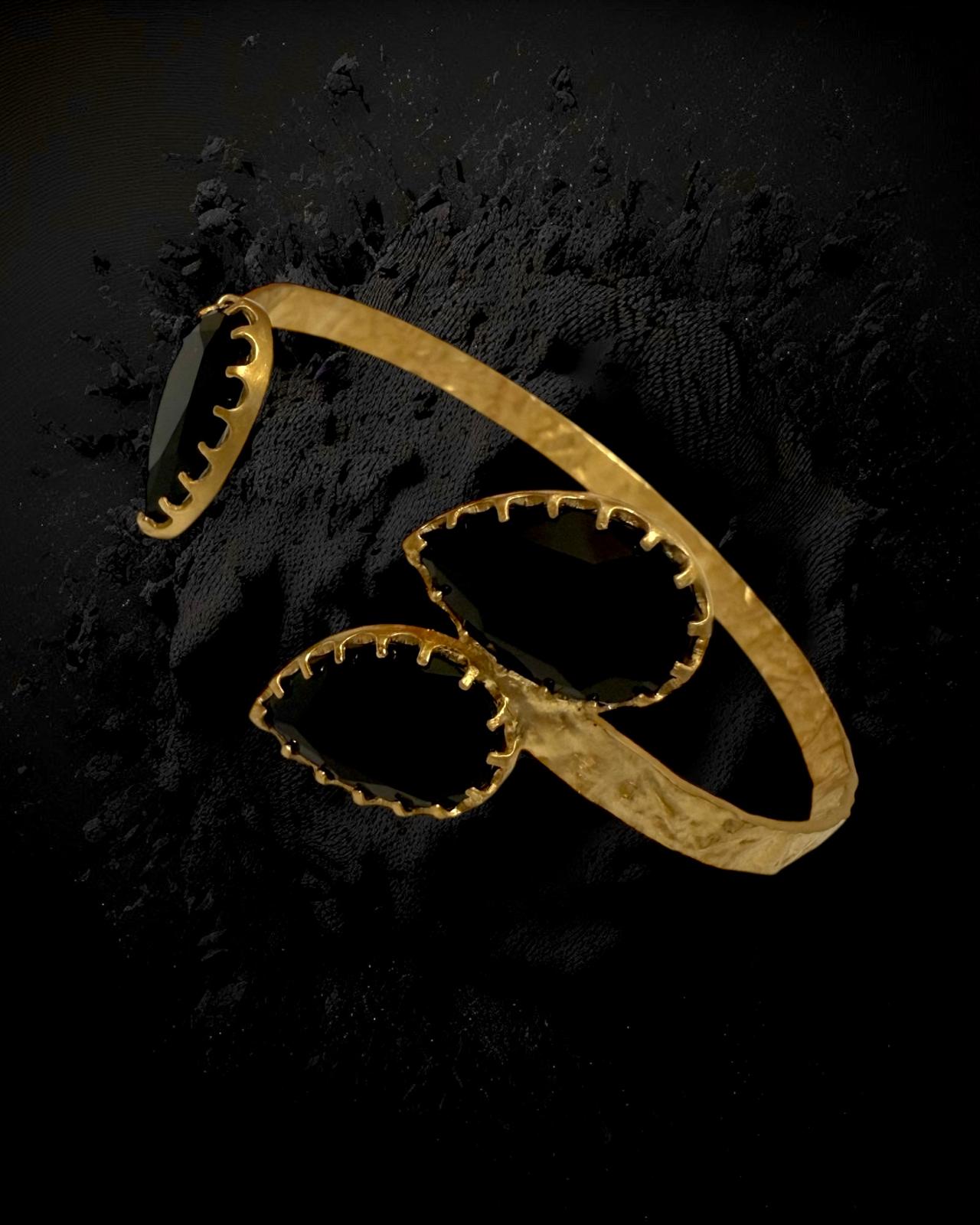 Pulseira Gotas Pretas em Prata Dourada