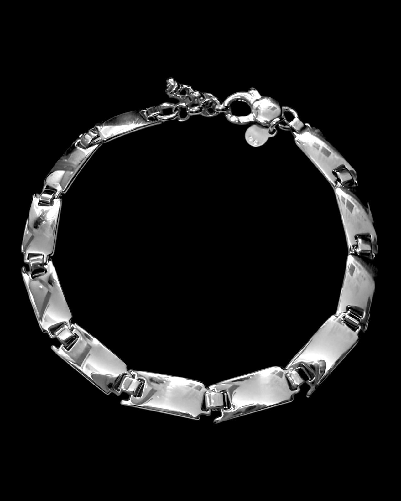 Pulseira masculina em prata 925% com elos geométricos articulados e acabamento polido.